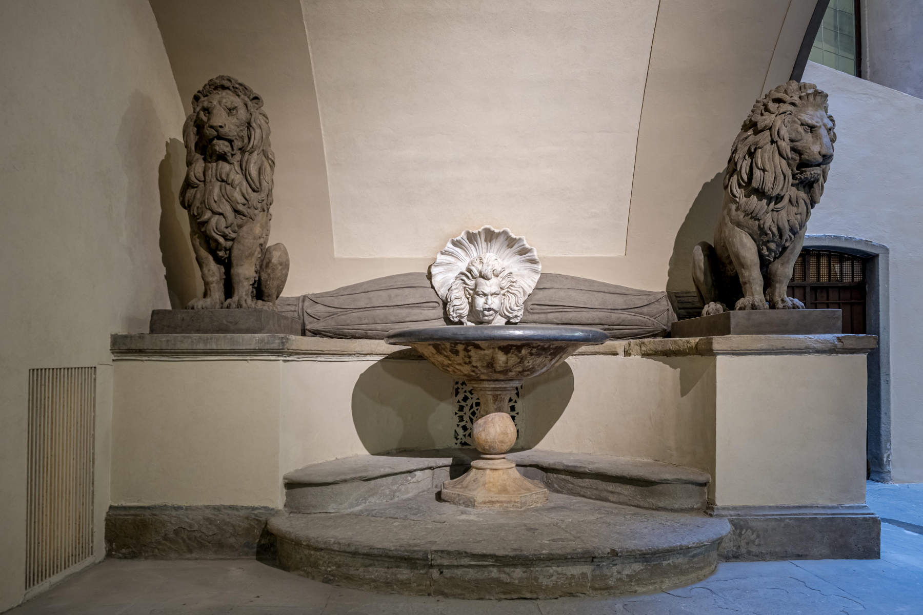 Palazzo Vecchio Cortile della Dogana. Fonte dei Leoni restaurata (lato via della Ninna) con i leoni in gesso disposti in modo speculare. Foto: Mario Lanini