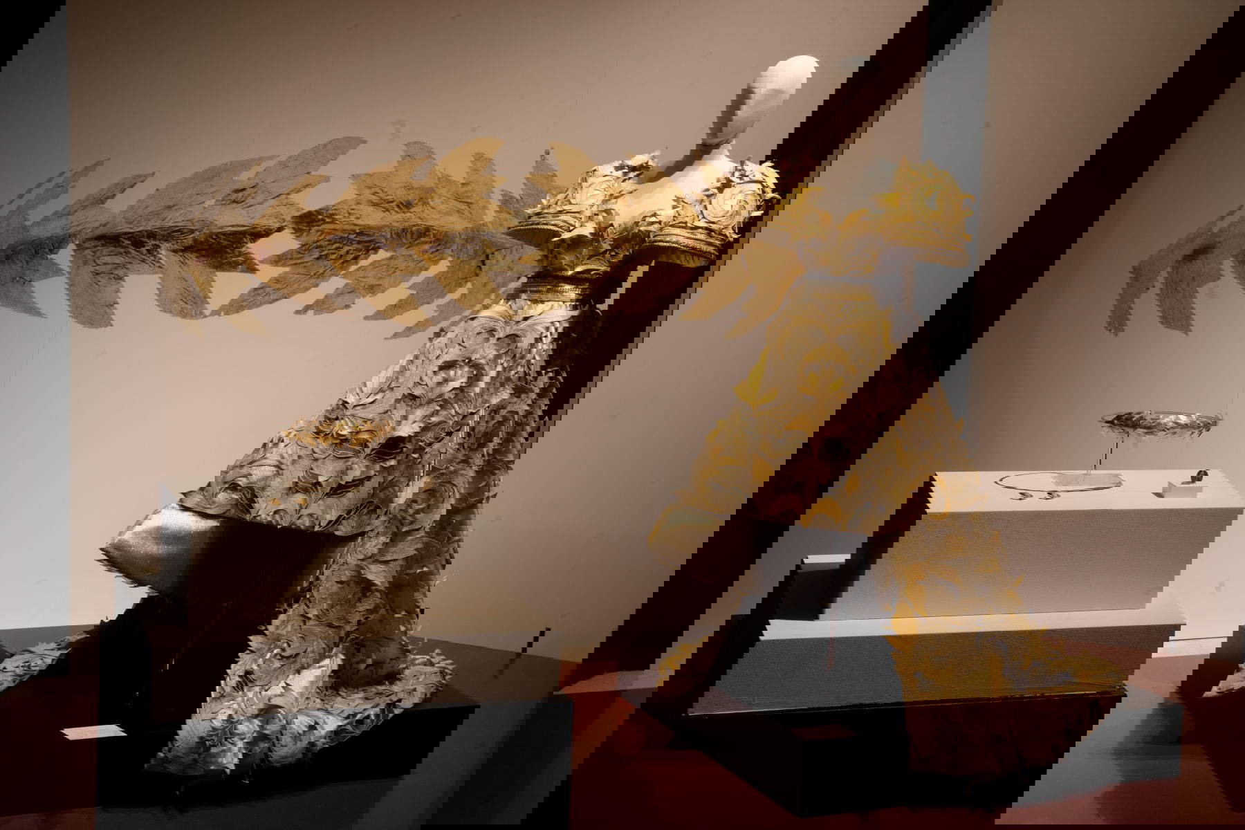 Das Kleid aus dem 2. Jahrhundert v. Chr. mit goldenen Blättern und Kronen, MArTA. Foto: Paolo Buscicchio