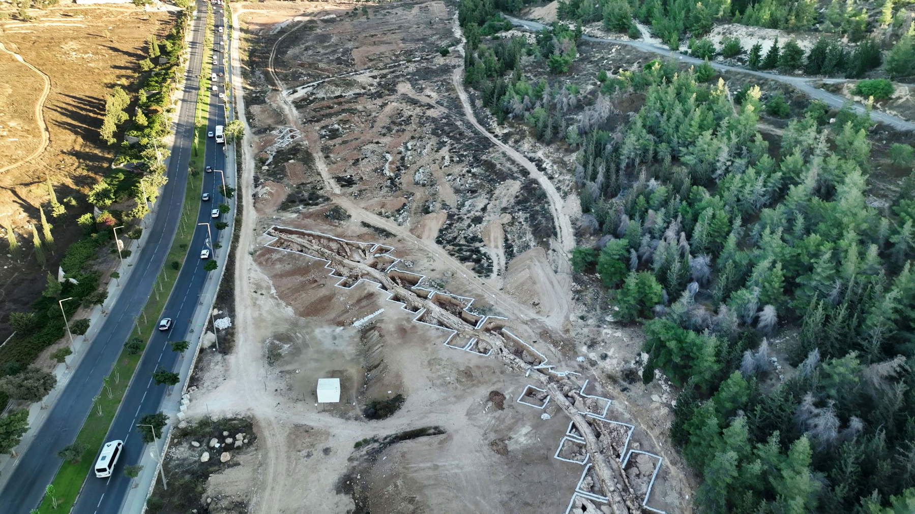 Vista aerea dell'acquedotto inferiore di Gerusalemme portato alla luce nei pressi di Ramat Rachel. Foto: Emil Aladjem, Autorit&agrave; israeliana per i beni culturali