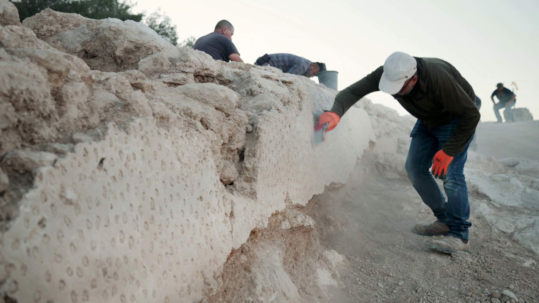 Ciottoli di pietra incastonati nella parete esterna intonacata dell'acquedotto. Foto: Emil Aladjem, Autorit&agrave; israeliana per i beni culturali
