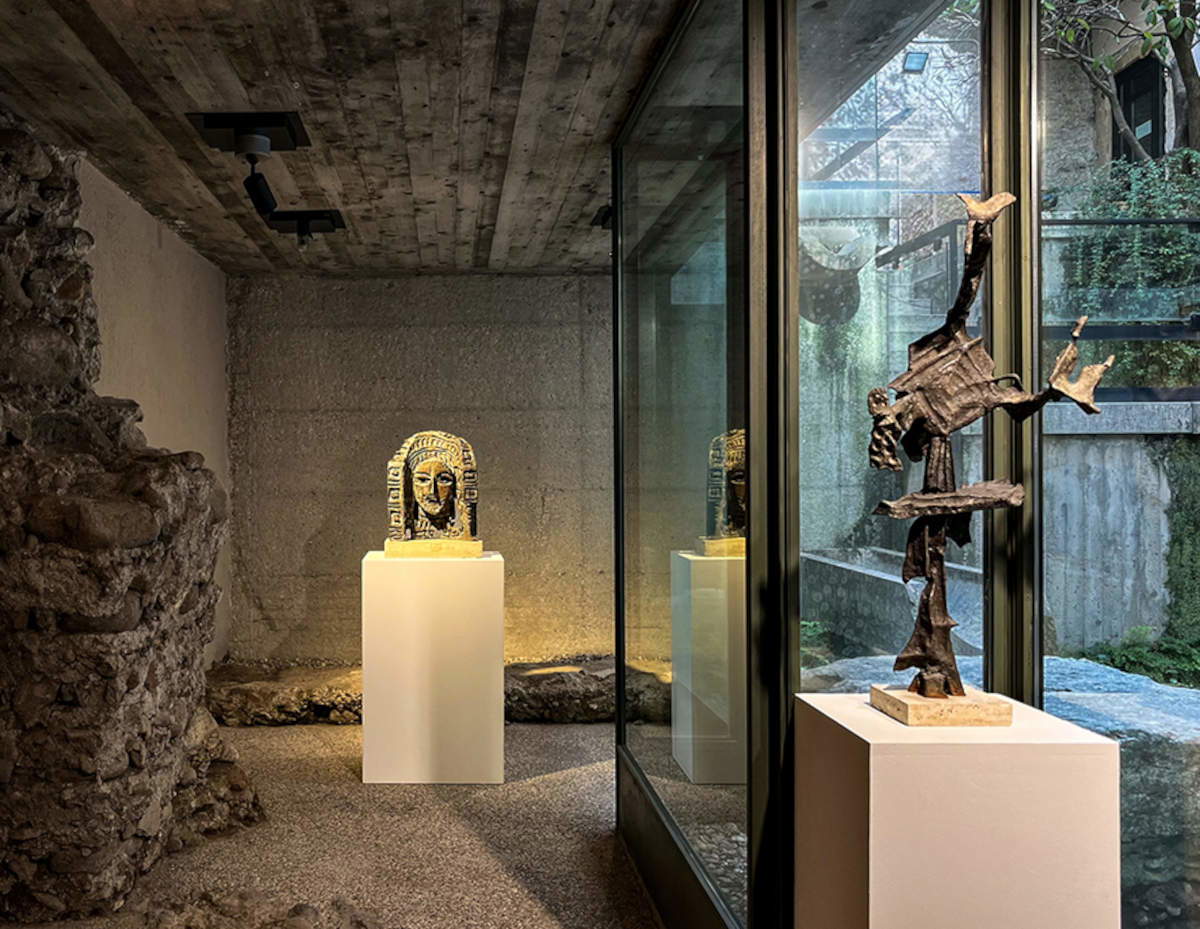 „Affioramenti“, Blick auf die Ausstellung. Von links: Mirko Basaldella, „Maschera bifronte“ (1962; Fondazione Cariverona); Mirko Basaldella, „Ruth“ (1966; Fondazione Cariverona)