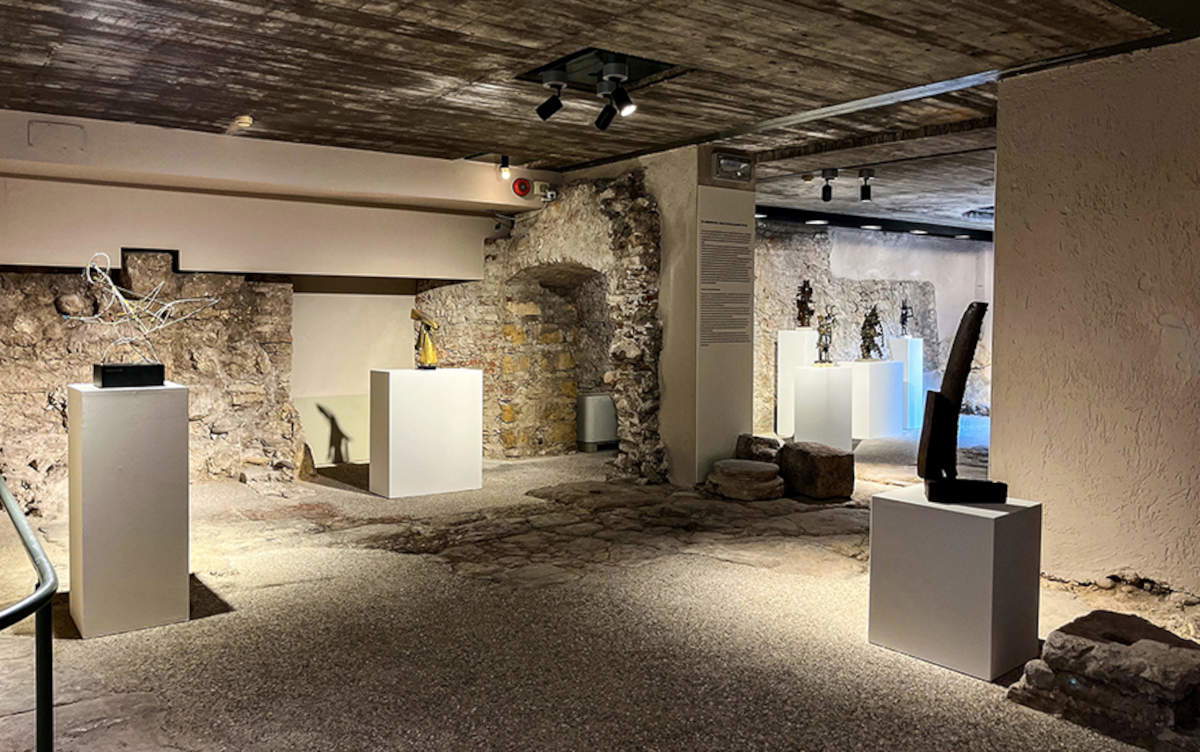 „Affioramenti“, Blick auf die Ausstellung. Von links: Mirko Basaldella, „Piccolo trofeo“ (1952; Privatsammlung). Mit freundlicher Genehmigung der Fondazione Archivio Afro; Mirko Basaldella, „Motivo alato“ (1963; Privatsammlung) Mit freundlicher Genehmigung der Fondazione Archivio Afro; Dino Basaldella, „Acciaio“ (1960; Privatsammlung) Mit freundlicher Genehmigung der Fondazione Archivio Afro.