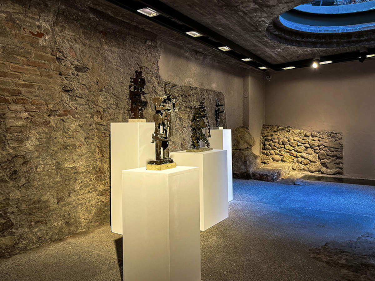 „Affioramenti“, Blick auf die Ausstellung. Von links: Mirko Basaldella, „Divinit&agrave; oscura“ (1969; Fondazione Cariverona); Mirko Basaldella, „Profeta“ (1969; Fondazione Cariverona); Mirko Basaldella, „Motivo animato“ (1969; Fondazione Cariverona); Mirko Basaldella, „La sfida“ (1967; Fondazione Cariverona)