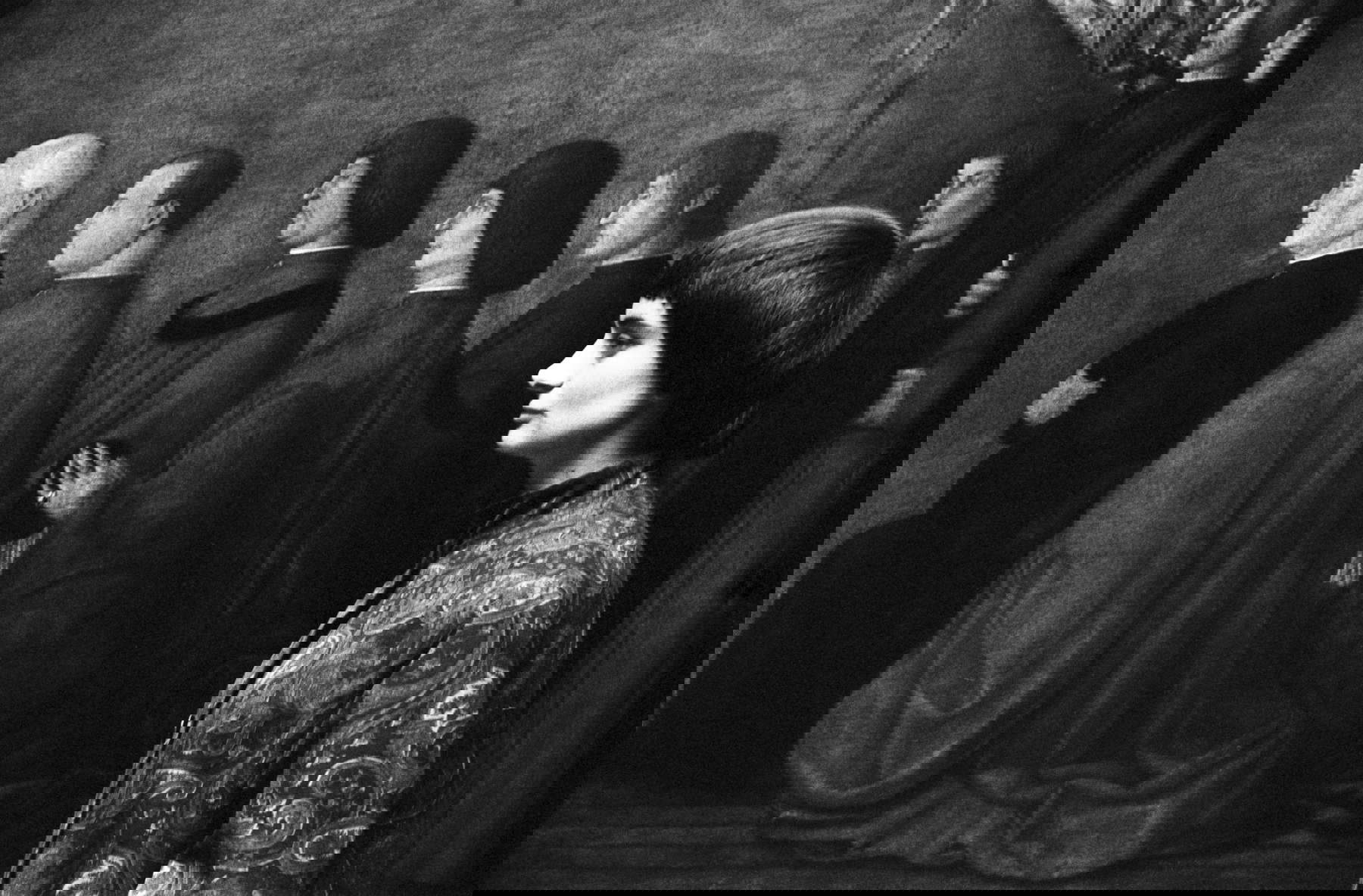 Autoportrait devant un tableau de Gentile Bellini, Venise, 1959 &copy; Succession Agn&egrave;s Varda