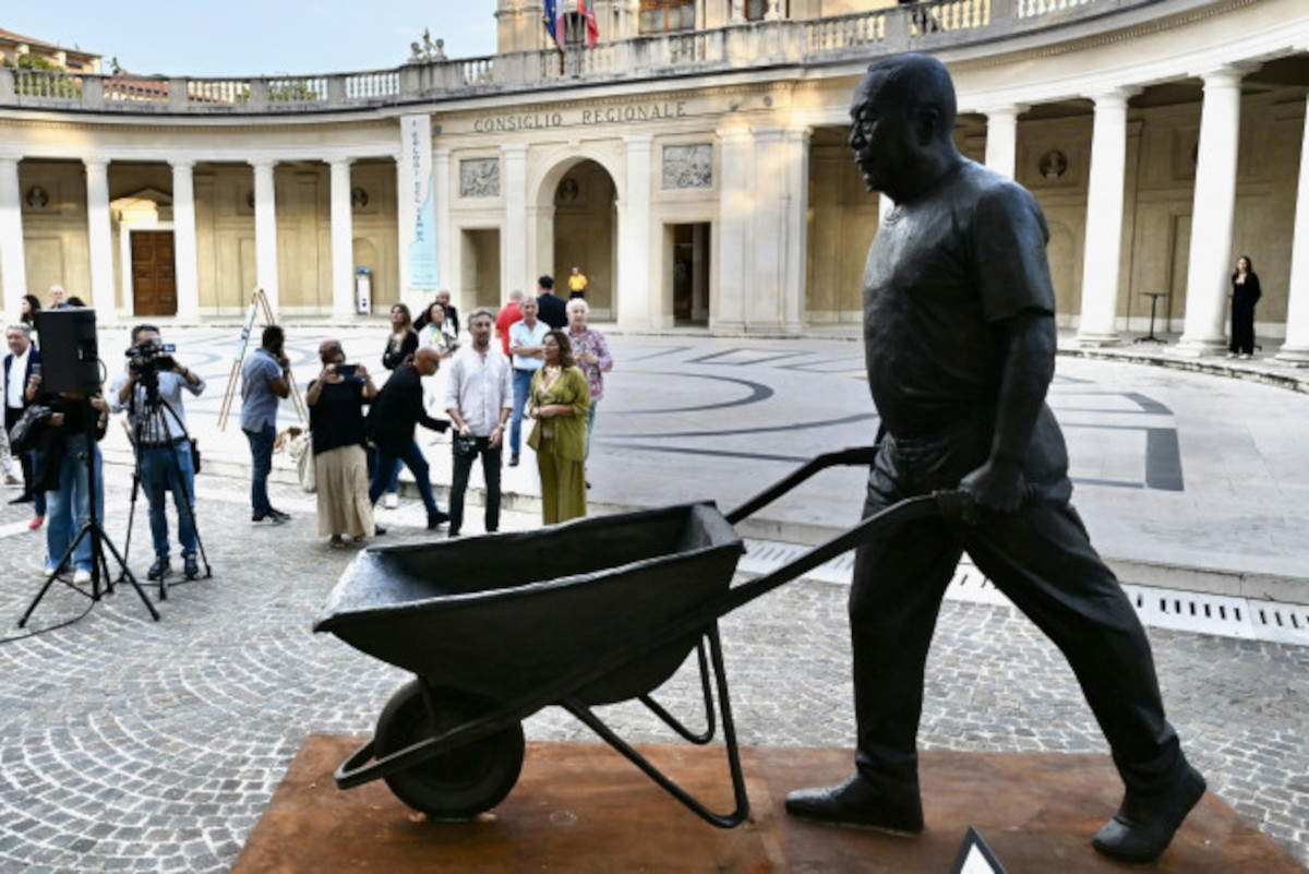 Ai Weiwei, Figure and wheelbarrow for L&rsquo;Aquila