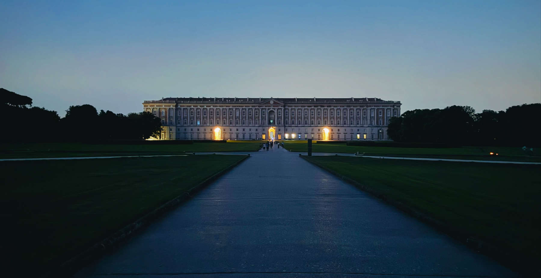 Diesen Sommer kann man den Park der Königlichen Palastanlage von Caserta zwei Tage lang bei Sonnenaufgang besuchen