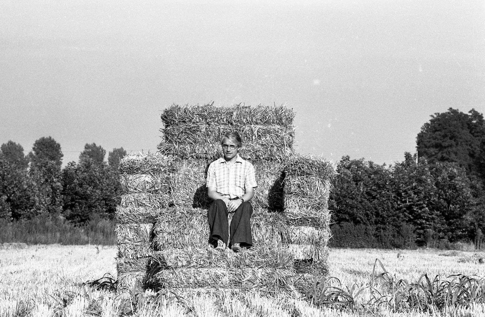 Alessandro Mendini sitting on the Straw Armchair (1974) Photo: Enrico D. Bona - Alessandro Mendini Archive