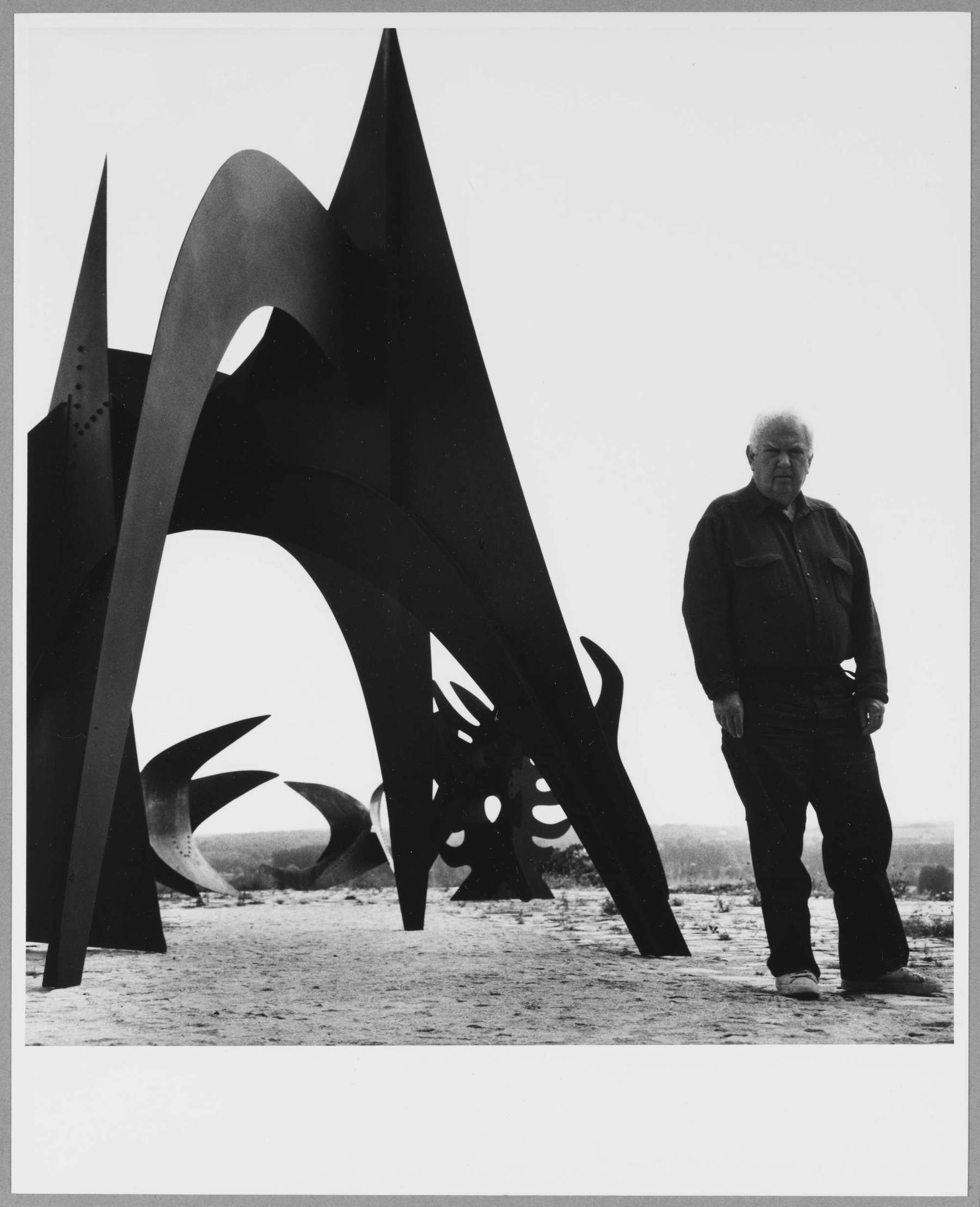 Alexander Calder dans son atelier à Sache