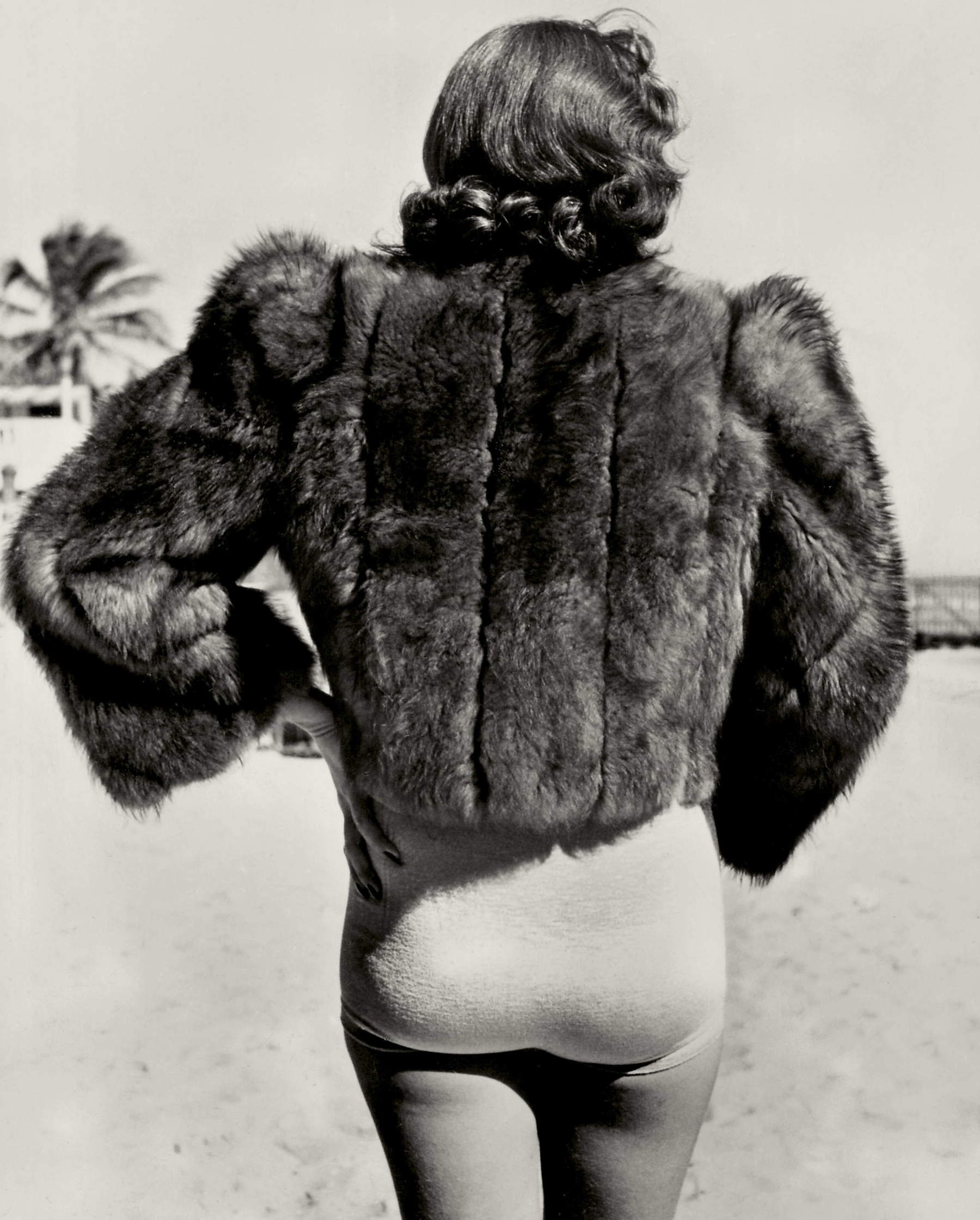 Alfred Eisenstaedt, Badende trägt eine Pelzjacke, um der für diese Jahreszeit ungewöhnlichen Temperatur von null Grad zu trotzen (Miami Beach, Florida, 1940) &copy; Alfred Eisenstaedt / The LIFE Picture Collection / Shutterstock