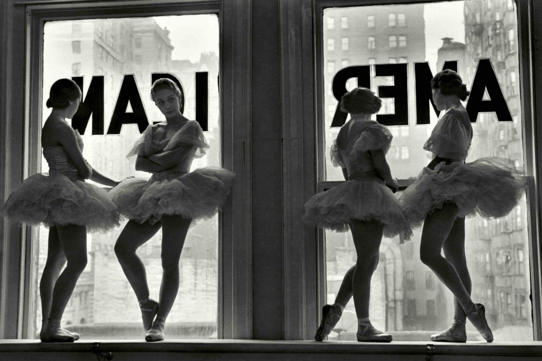 Alfred Eisenstaedt, Tänzerinnen auf der Fensterbank der School of American Ballet von George Balanchine (New York City, 1937) &copy; Alfred Eisenstaedt / The LIFE Picture Collection / Shutterstock