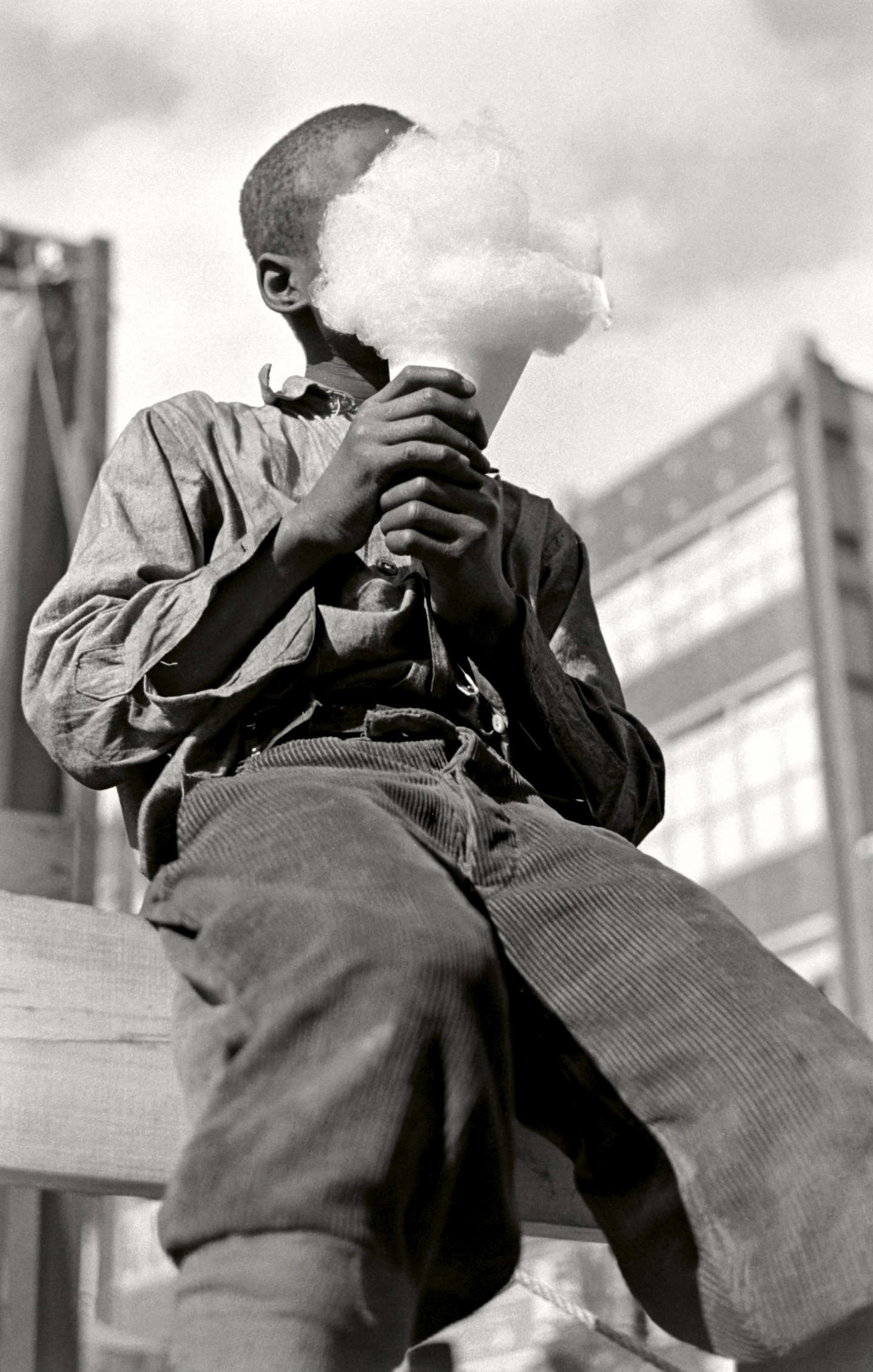 Alfred Eisenstaedt, Kind, das während des „Cotton Carnival“ (Memphis, Tennessee, 1937) Zuckerwatte isst &copy; Alfred Eisenstaedt / The LIFE Picture Collection / Shutterstock