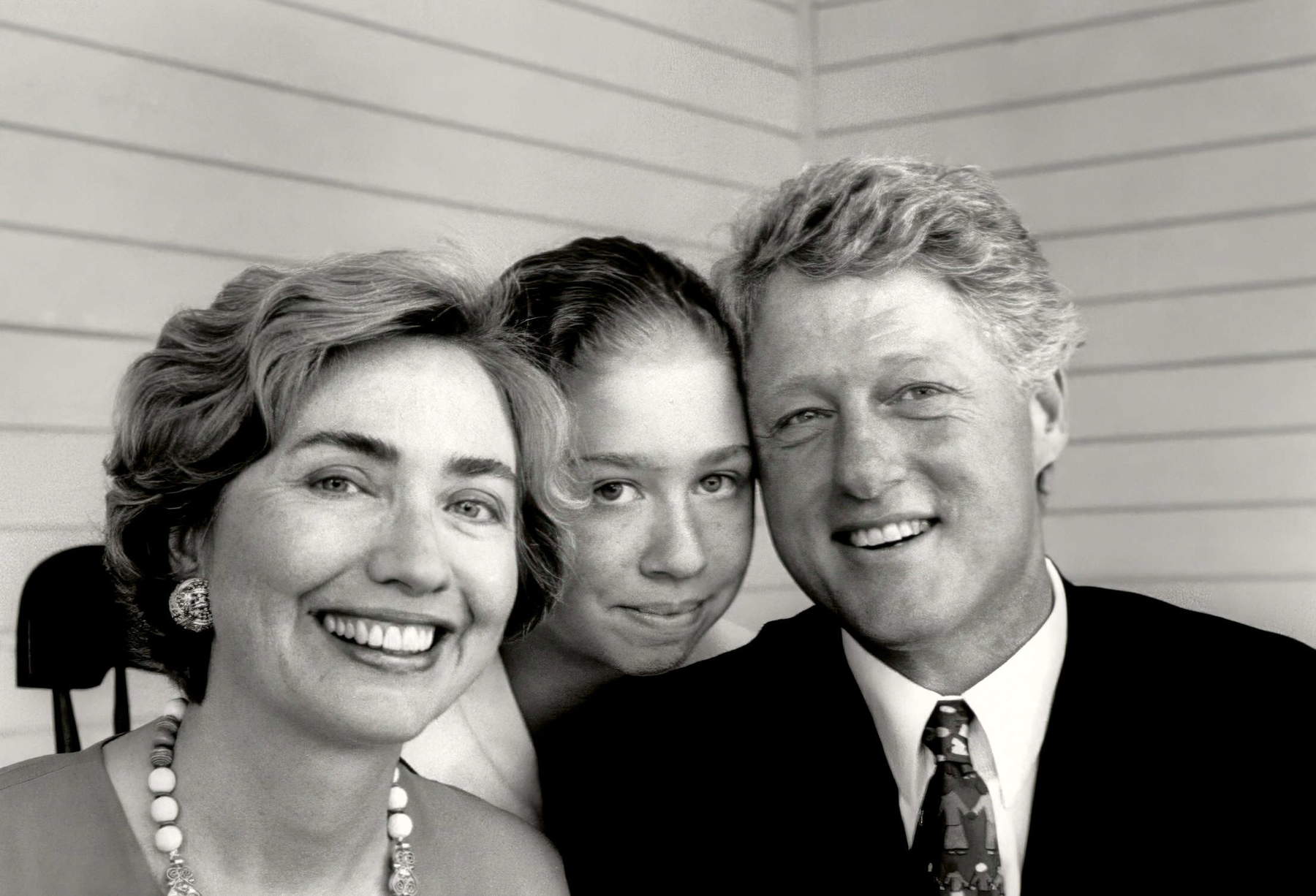 Alfred Eisenstaedt, Porträt von Präsident Bill Clinton mit seiner Tochter Chelsea und seiner Frau Hillary Rodham Clinton (Martha&rsquo;s Vineyard, Massachusetts, 1995) &copy; Alfred Eisenstaedt / The LIFE Picture Collection / Shutterstock