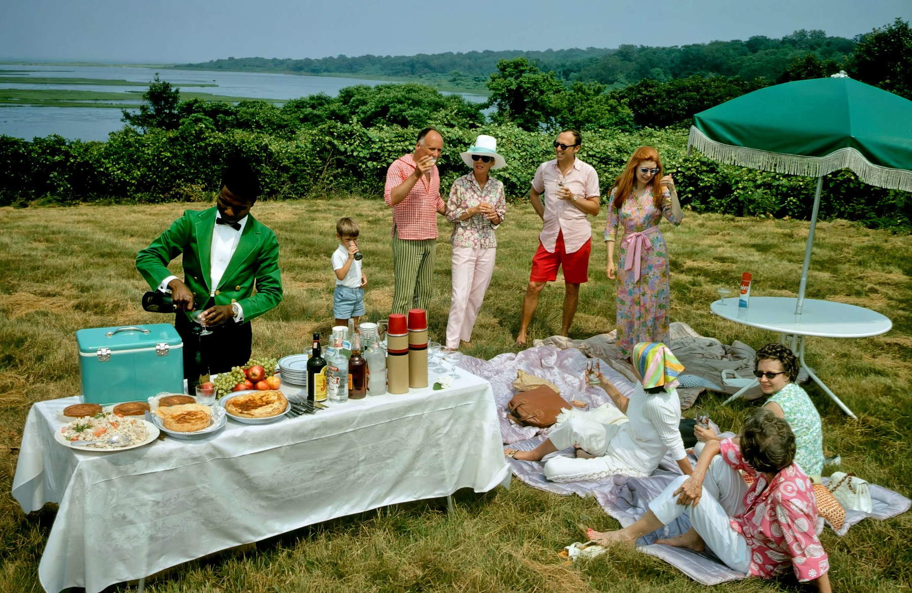 Alfred Eisenstaedt, Eunice Bailey Oakes Gardiner und Robert David Lion Gardiner bewirten Gäste, die sie auf ihrer Insel besuchen (New York, 1966 &copy; Alfred Eisenstaedt / The LIFE Picture Collection / Shutterstock