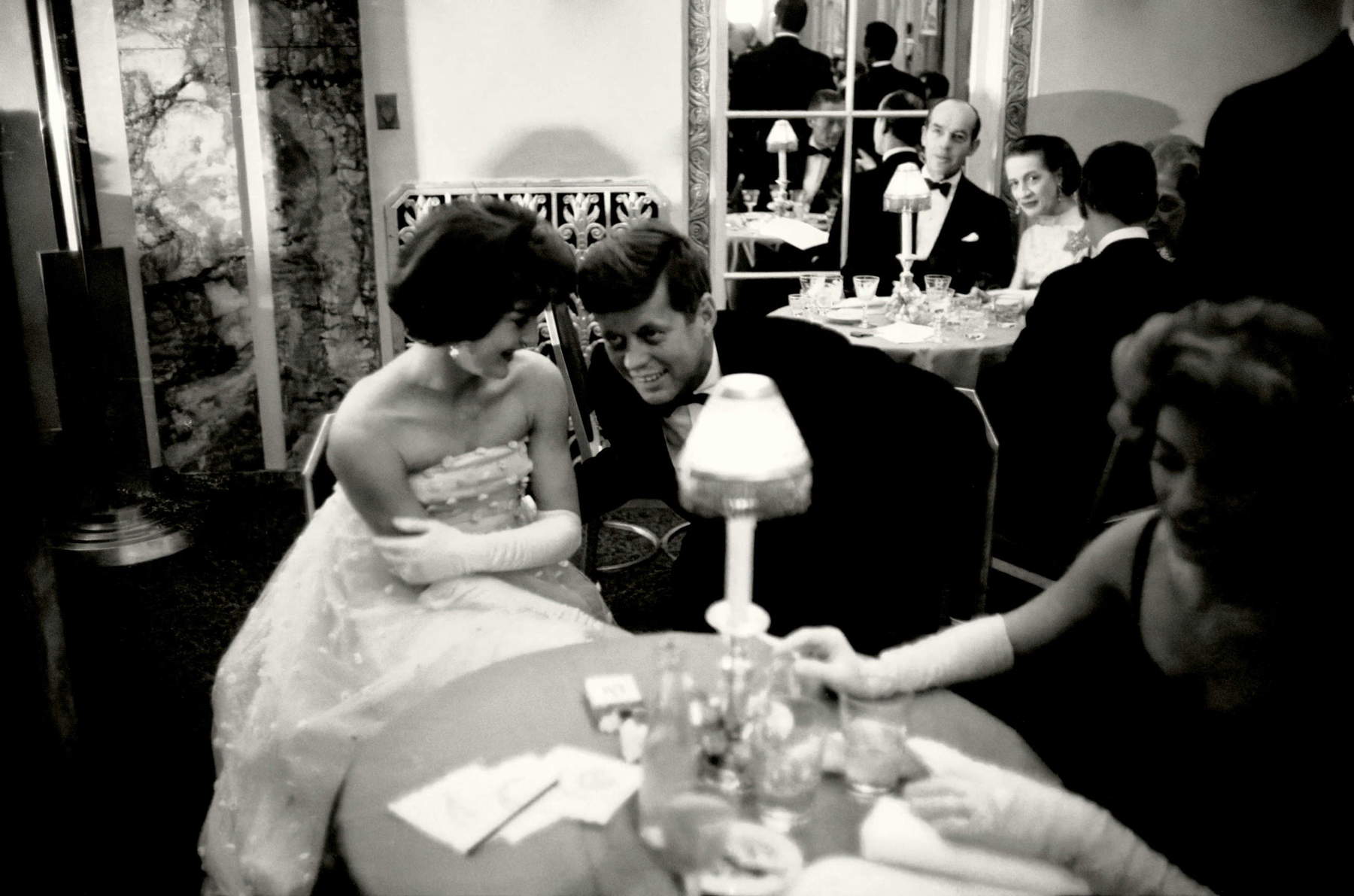 Alfred Eisenstaedt, John Kennedy und Jacqueline Kennedy bei einem Galaabend im Waldorf-Astoria-Hotel (New York City, 4. April 1961) &copy; Alfred Eisenstaedt / The LIFE Picture Collection / Shutterstock