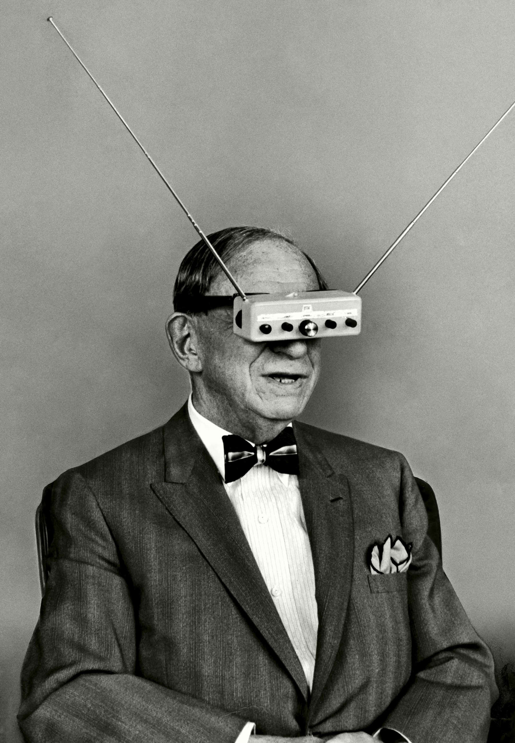 Alfred Eisenstaedt, Der Erfinder Hugo Gernsback mit einem Prototyp einer Videobrille (New York City, 1963) &copy; Alfred Eisenstaedt / The LIFE Picture Collection / Shutterstock