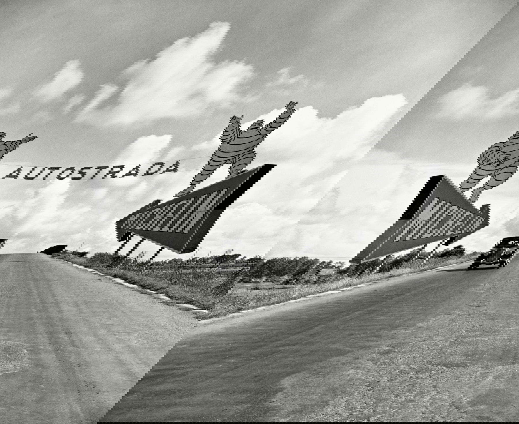 Alfred Eisenstaedt, The Michelin man on billboards at the entrance to the Turin-Milan Italy highway (1947) &copy; Alfred Eisenstaedt /The LIFE Picture Collection /Shutterstock