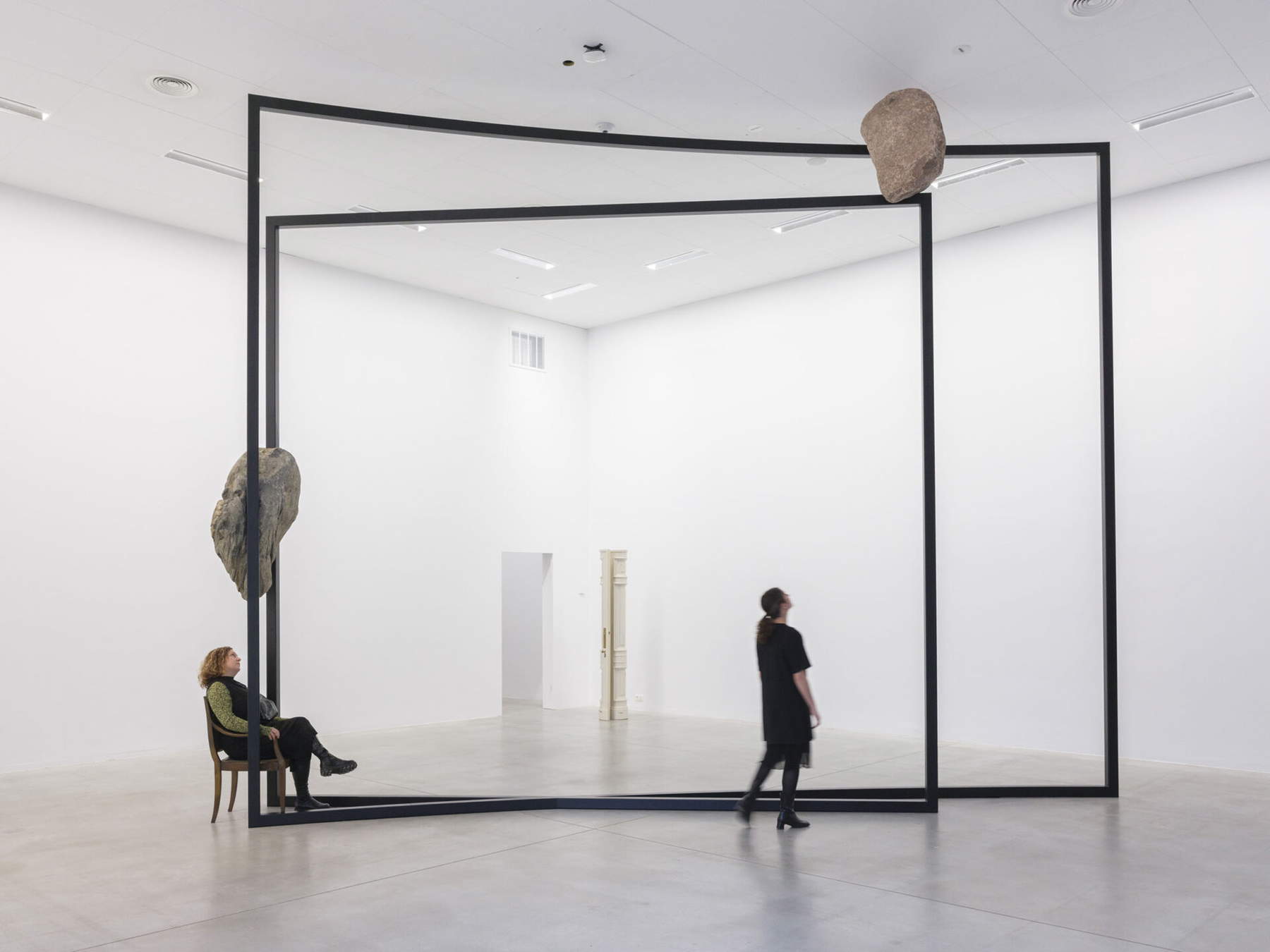 Alicja Kwade, ParaPostion (2024) - Vue de l'exposition Dusty Die, Alicja Kwade, M Leuven, 2025. Avec l'aimable autorisation de l'artiste et de la Pace Gallery. Photo : Roman M&auml;rz pour M Leuven