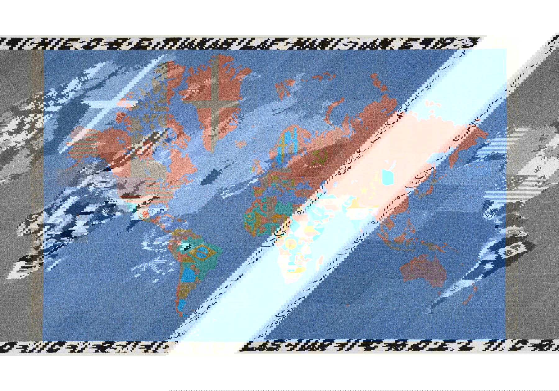 Alighiero Boetti, Karte (1983; Stickerei auf Stoff, 115 x 180 x 2,5 cm). Mit freundlicher Genehmigung des Magazzino Italian Art. Foto: Marco Anelli &copy;Alighiero Boetti by SIAE/ARS 2026