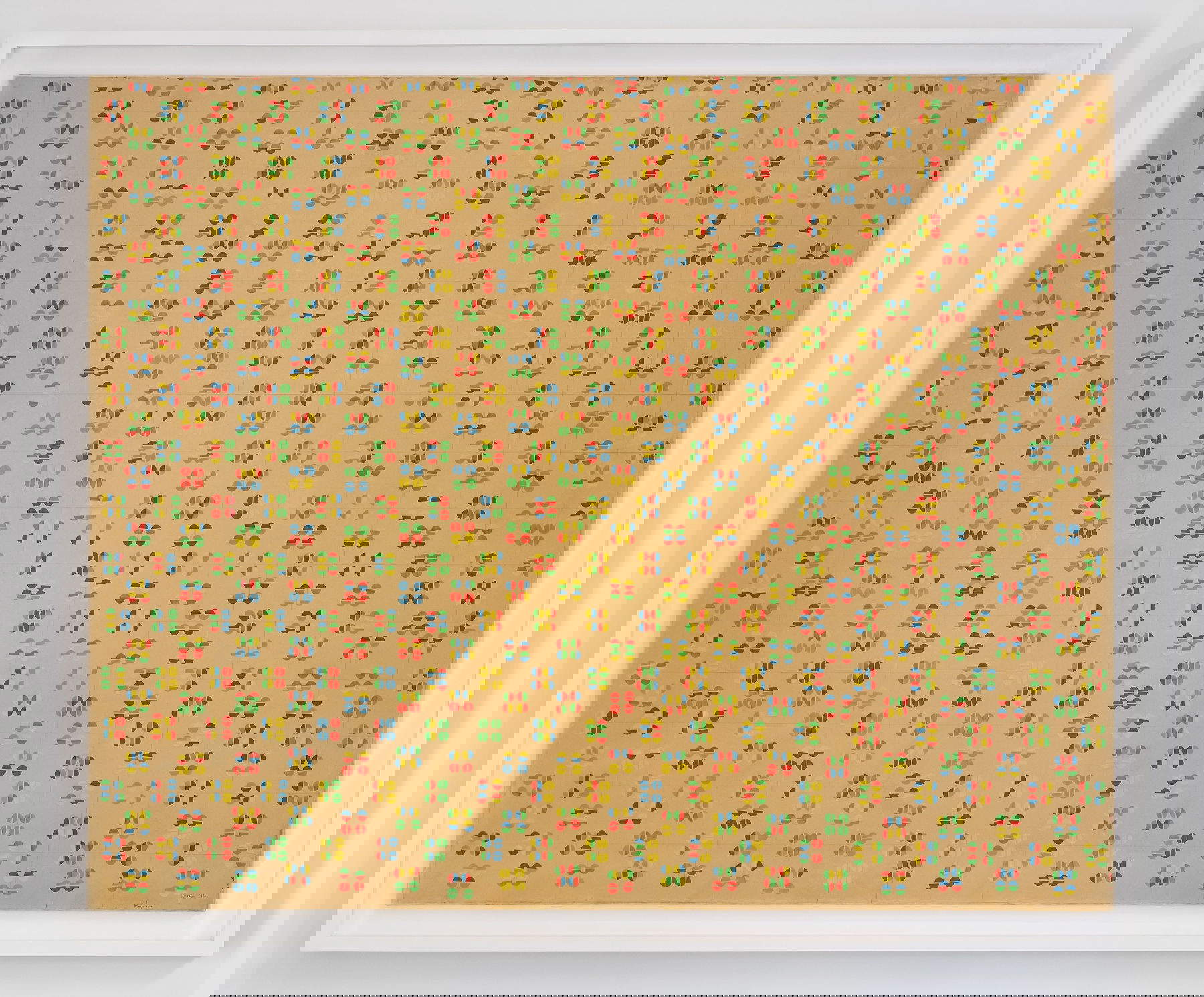 Alighiero Boetti, Ohne Titel (1970; Tusche und Aufkleber auf Papier, aufgetragen auf Leinwand, 111,1 x 136,5 x 2,5 cm). Mit freundlicher Genehmigung des Magazzino Italian Art - Foto: Marco Anelli &copy;Alighiero Boetti by SIAE/ARS 2026