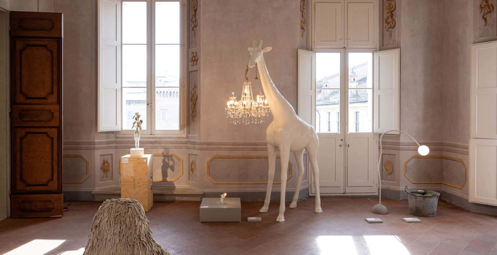 Ein Gorilla auf dem Lehrstuhl, eine Giraffe mit einem Kronleuchter: Marcantonio-Ausstellung in Ravenna Ein Gorilla auf dem Lehrstuhl, eine Giraffe mit einem Kronleuchter: Marcantonio-Ausstellung in Ravenna