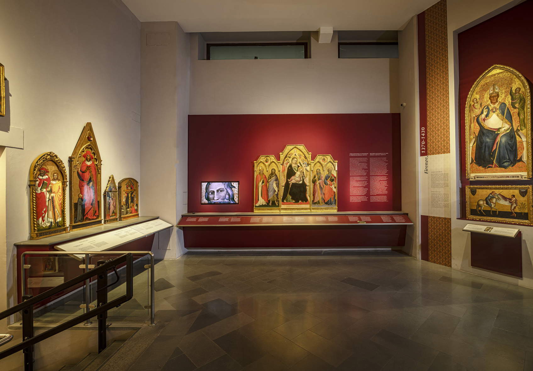 Montage de l'exposition consacrée au triptyque de Spinello Aretino