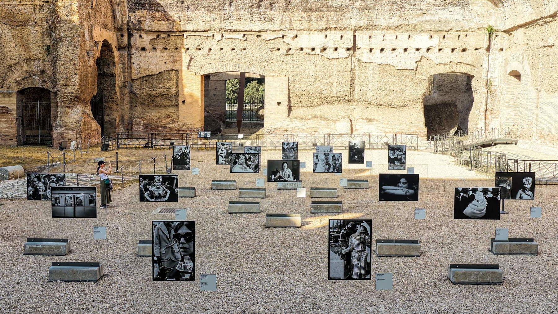 Aufbau der Frank-Horvat-Ausstellung in den Caracalla-Thermen. Foto: Fabio Caricchia