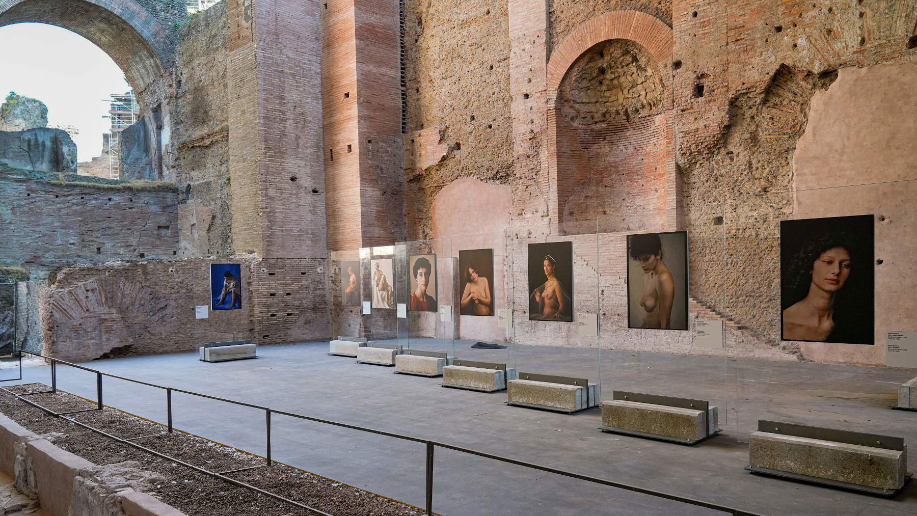 Aufbau der Frank-Horvat-Ausstellung in den Caracalla-Thermen. Foto: Fabio Caricchia