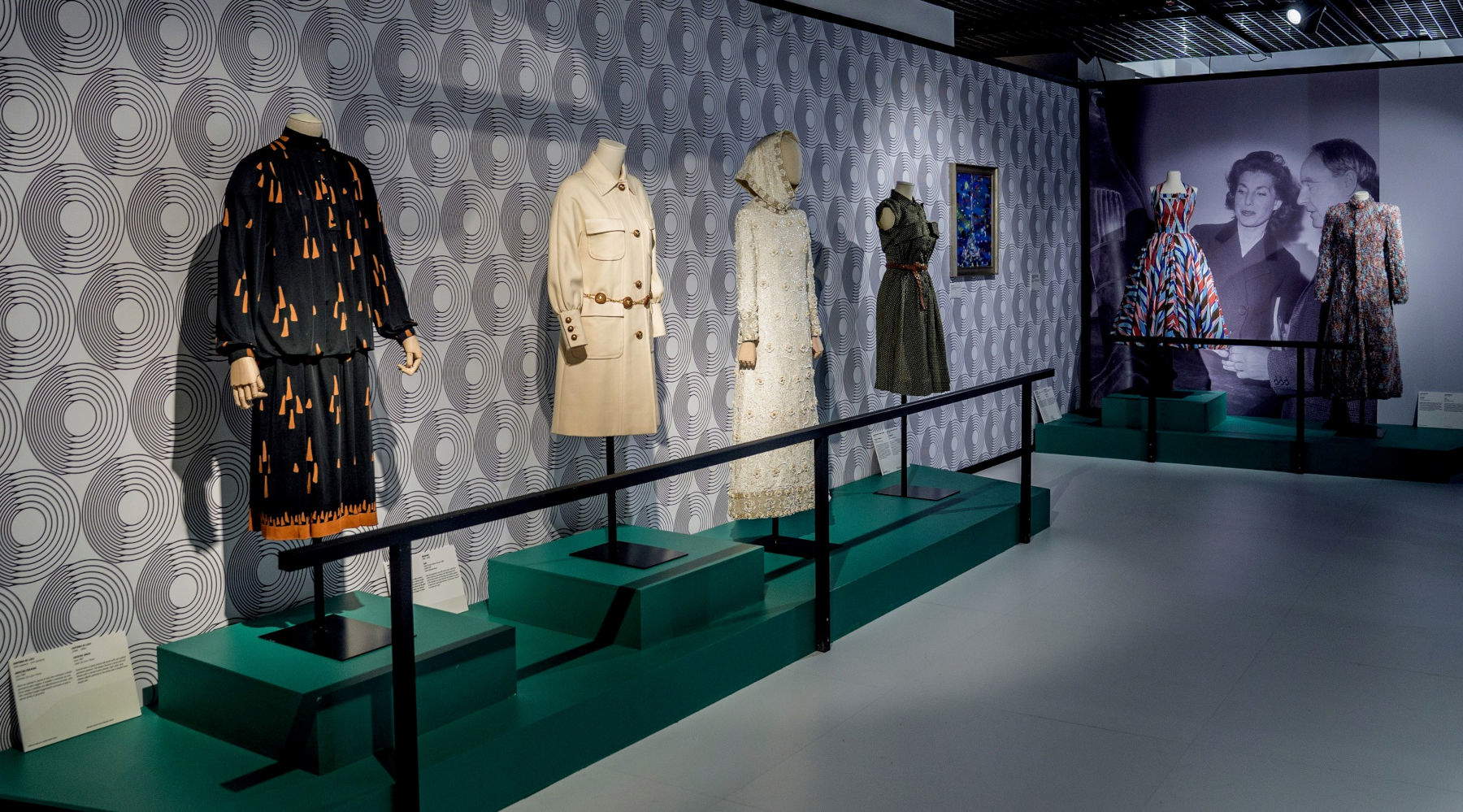 Montaje de la exposición «Moda in Luce 1955-1975: Roma entre el glamour y la innovación industrial»