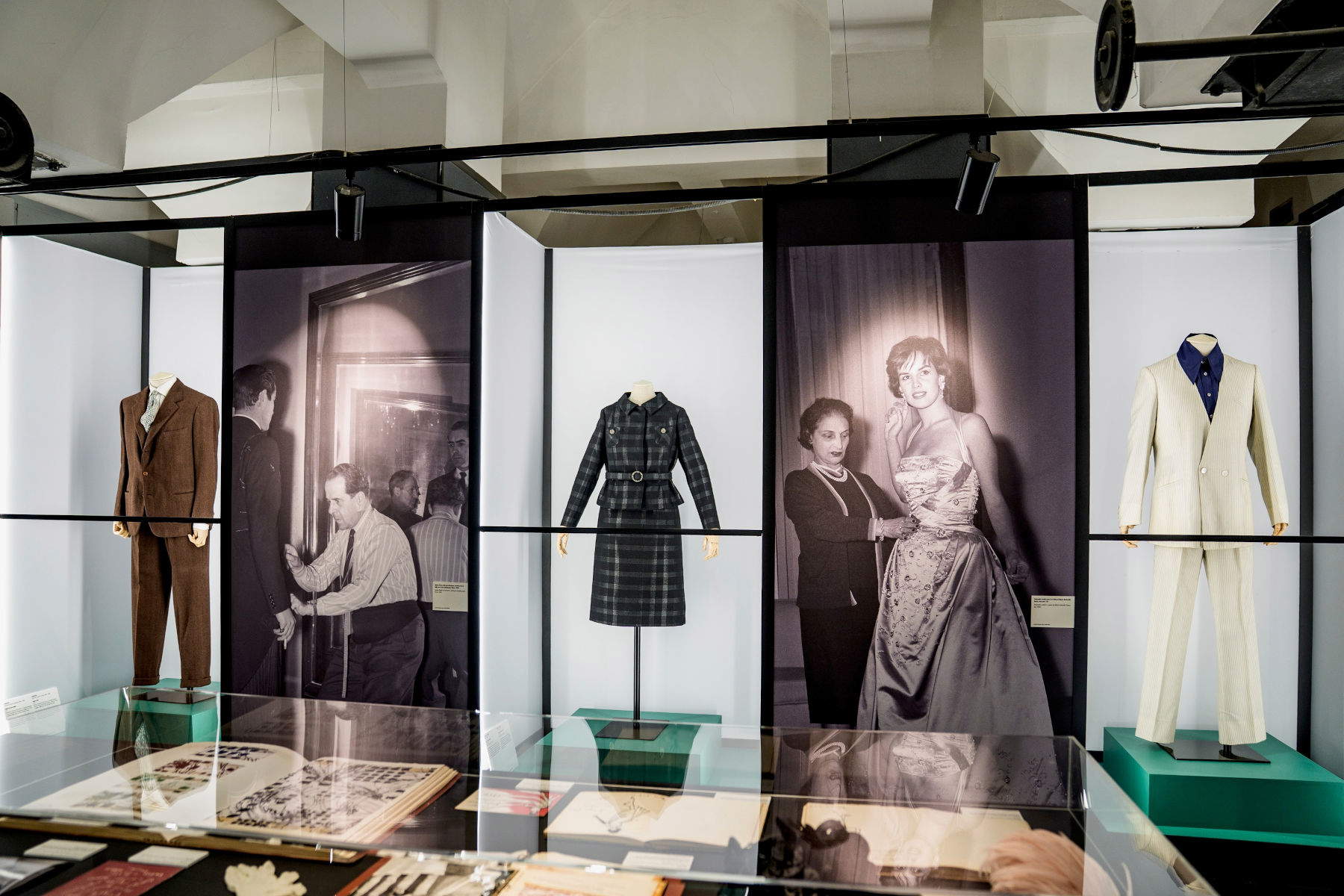 Montaje de la exposición «Moda in Luce 1955-1975: Roma entre el glamour y la innovación industrial»