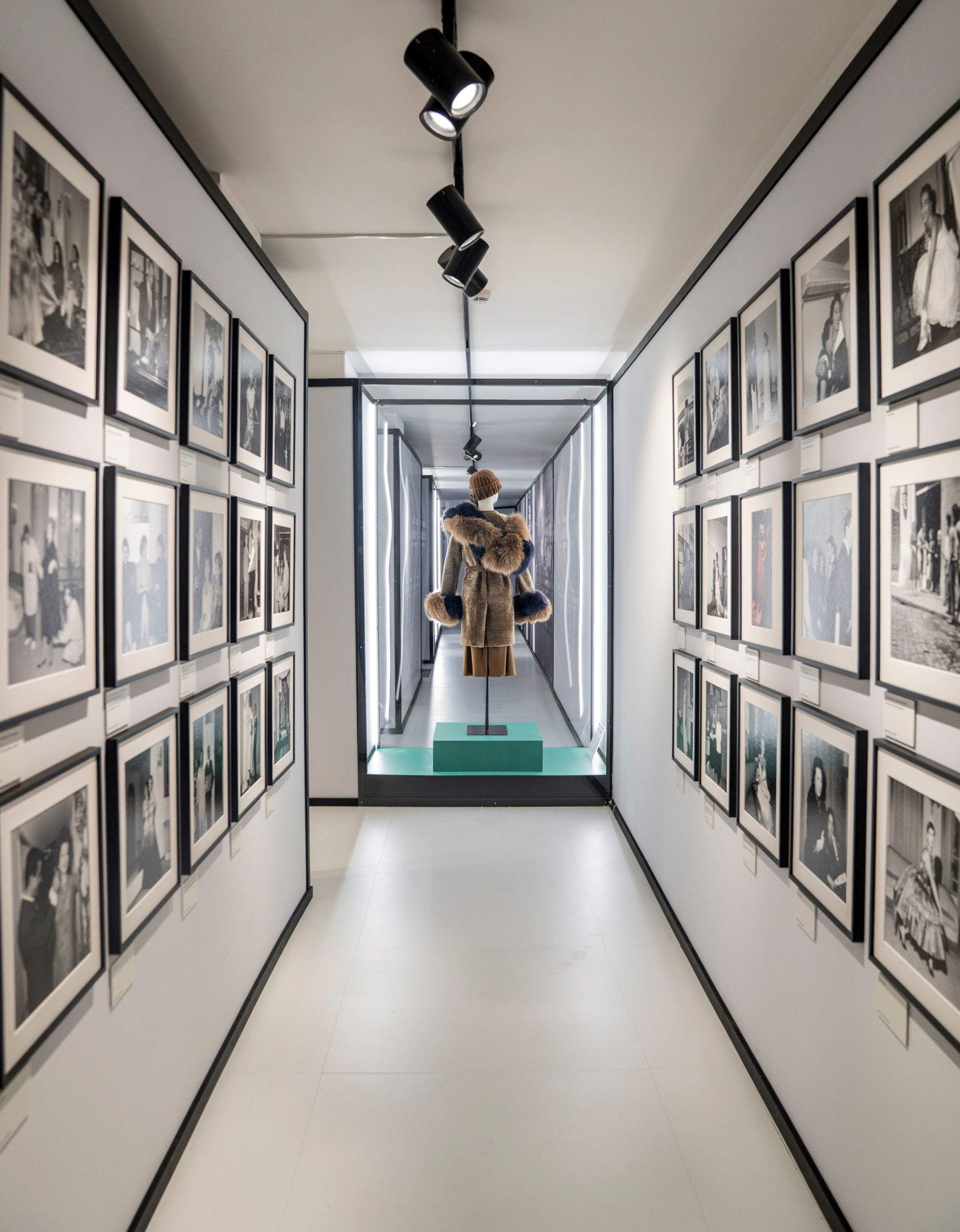 Montaje de la exposición «Moda in Luce 1955-1975: Roma entre el glamour y la innovación industrial»