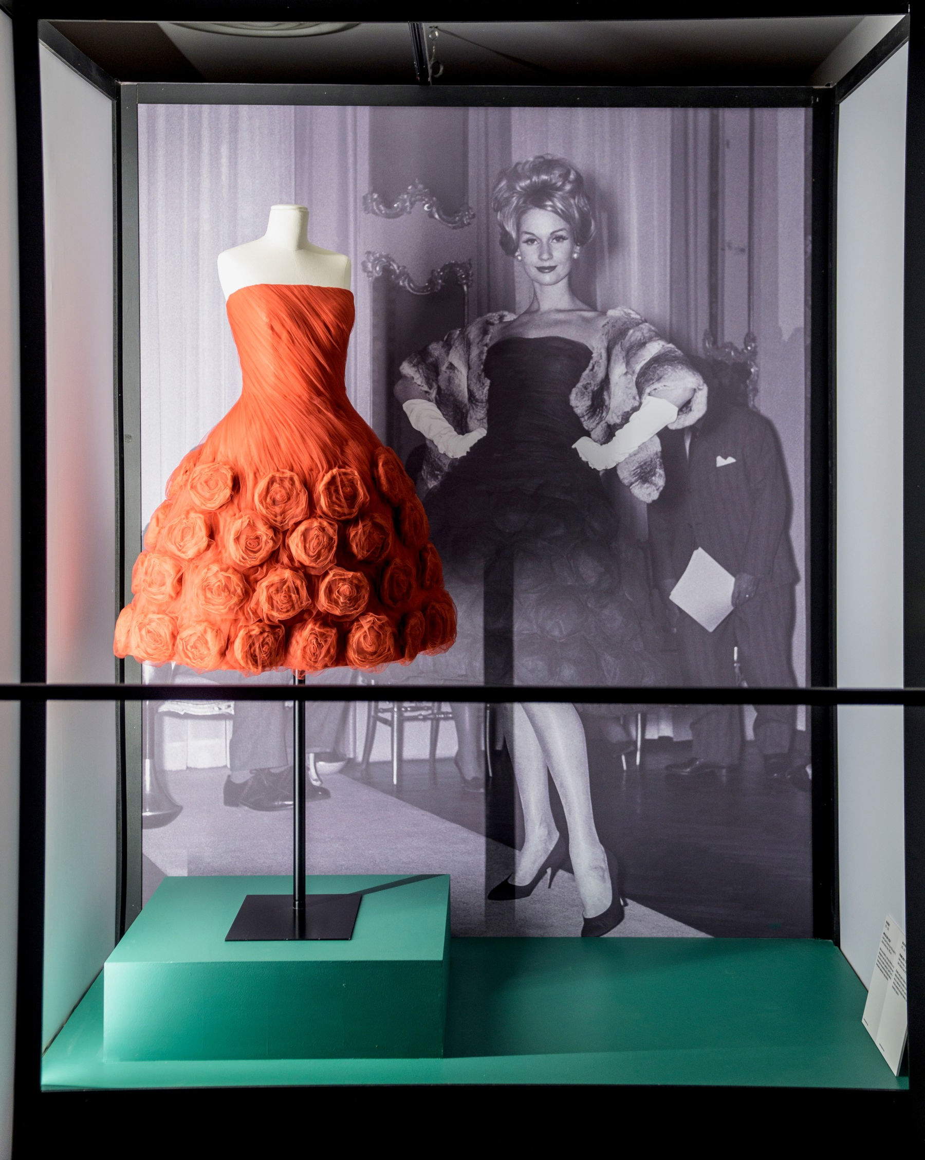 Montaje de la exposición «Moda in Luce 1955-1975: Roma entre el glamour y la innovación industrial»