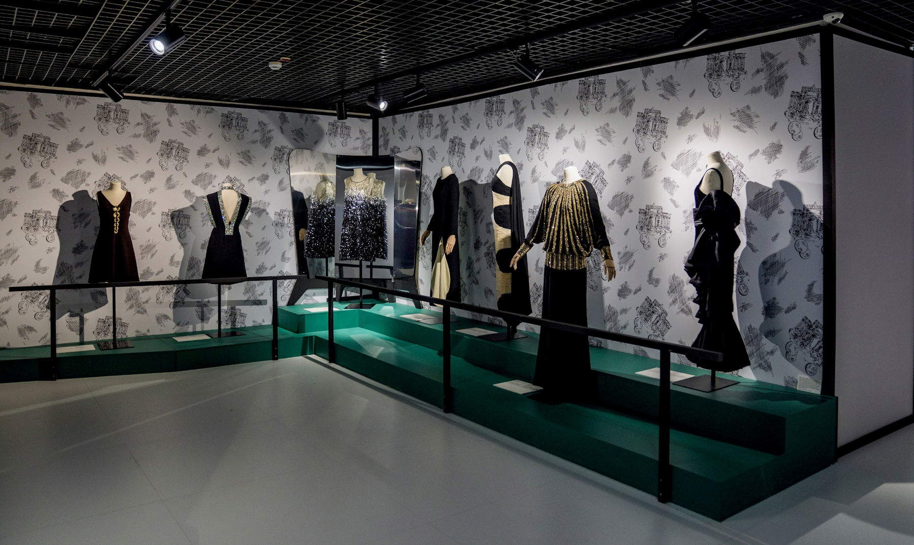 Montaje de la exposición «Moda in Luce 1955-1975: Roma entre el glamour y la innovación industrial»
