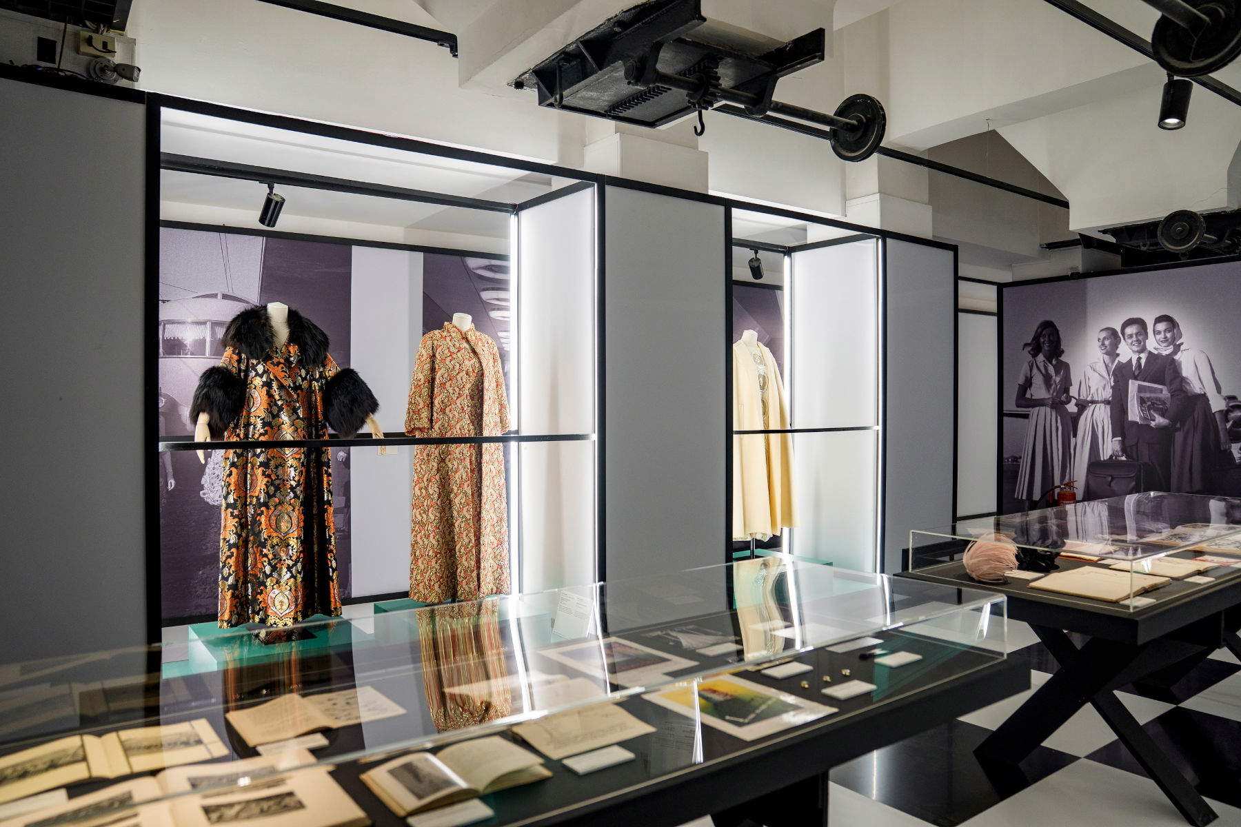 Montaje de la exposición «Moda in Luce 1955-1975: Roma entre el glamour y la innovación industrial»