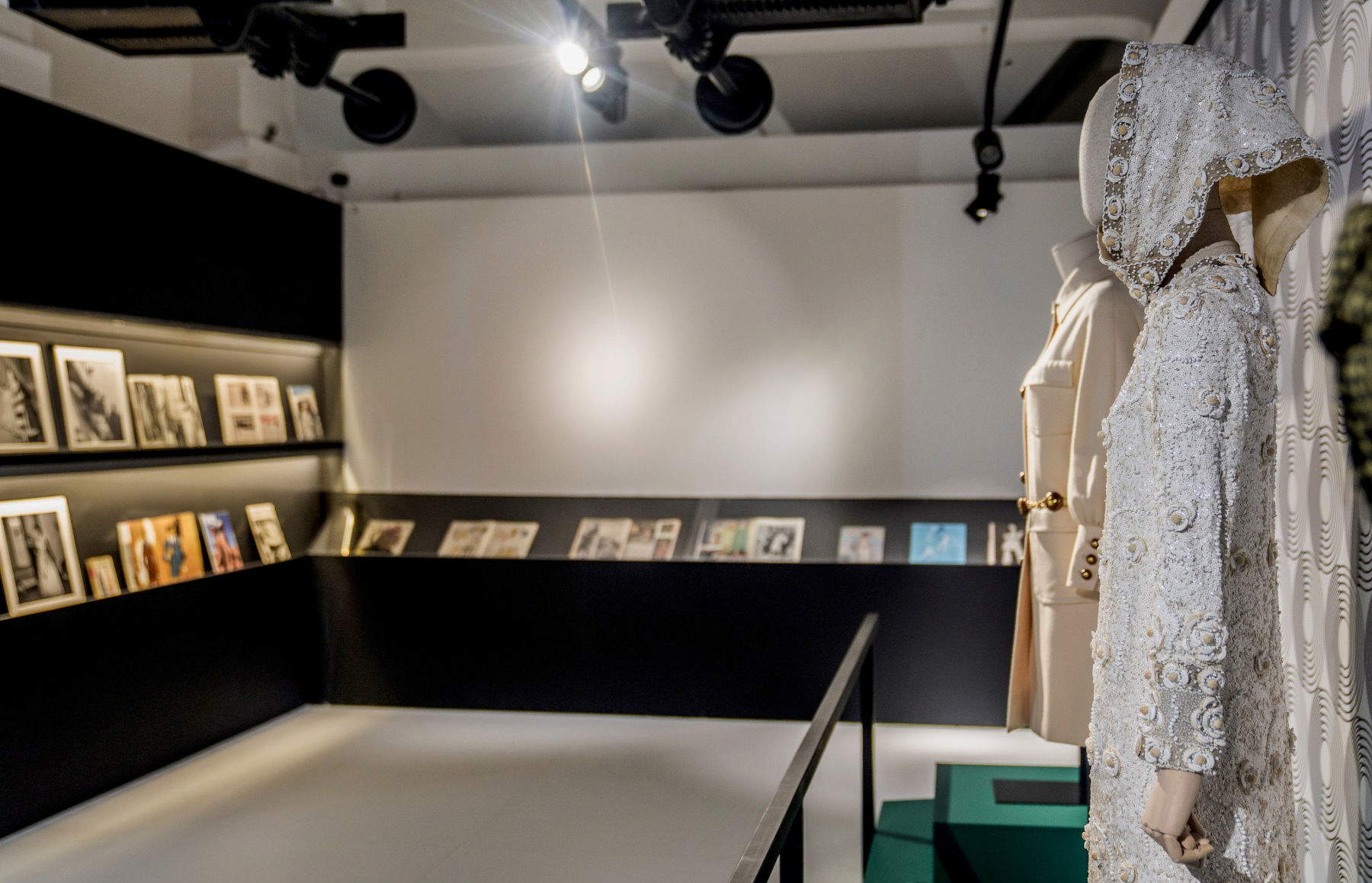 Montaje de la exposición «Moda in Luce 1955-1975: Roma entre el glamour y la innovación industrial»