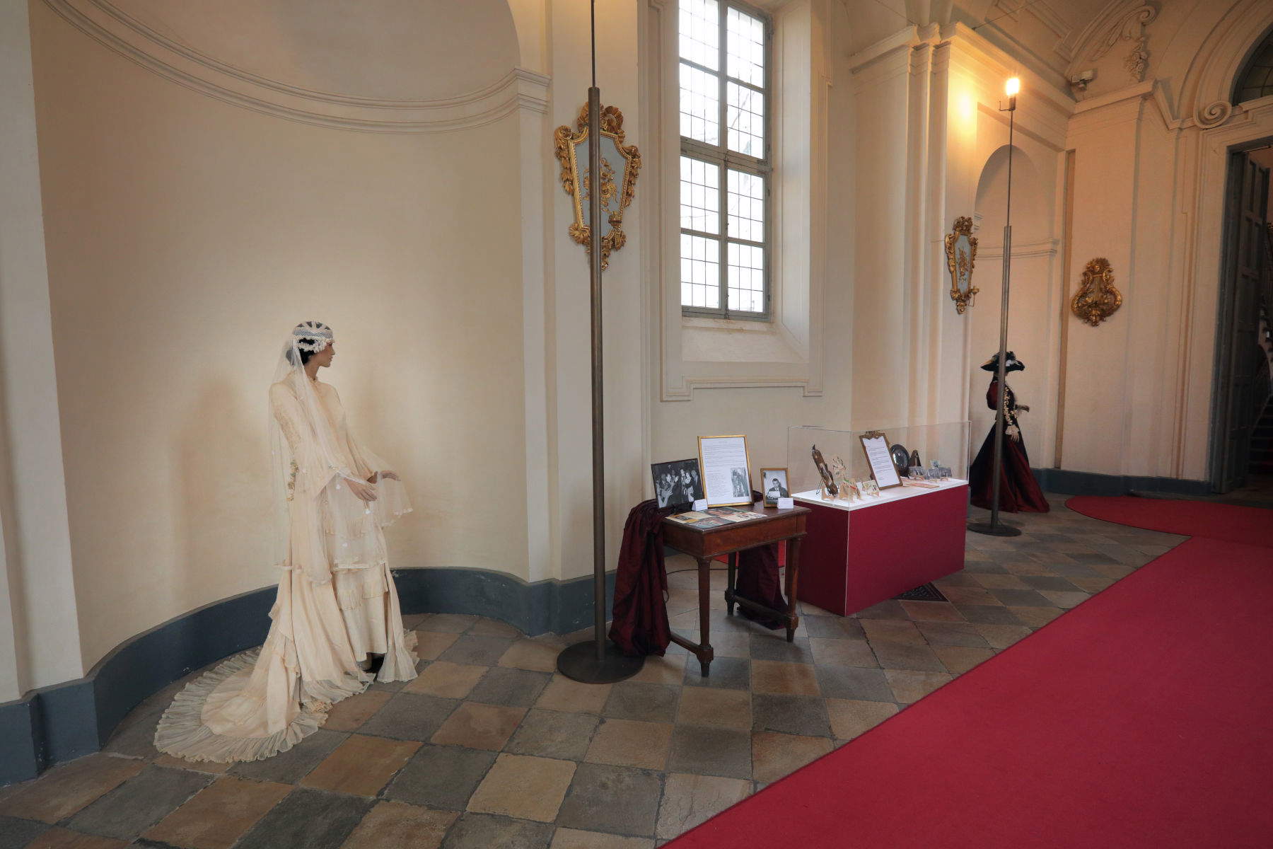 Montaje de la exposición Giacomo Puccini: música, cine e historia