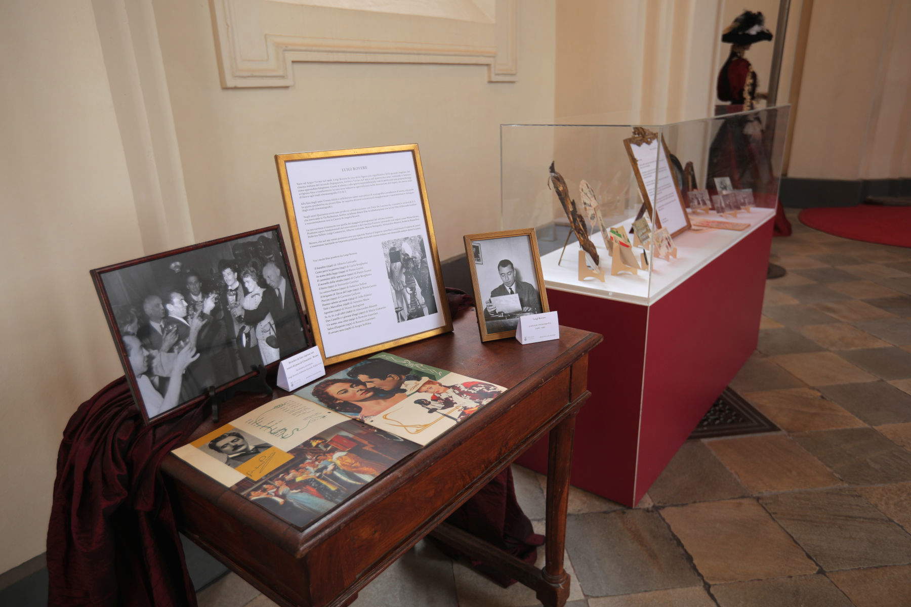 Montaje de la exposición Giacomo Puccini: música, cine e historia
