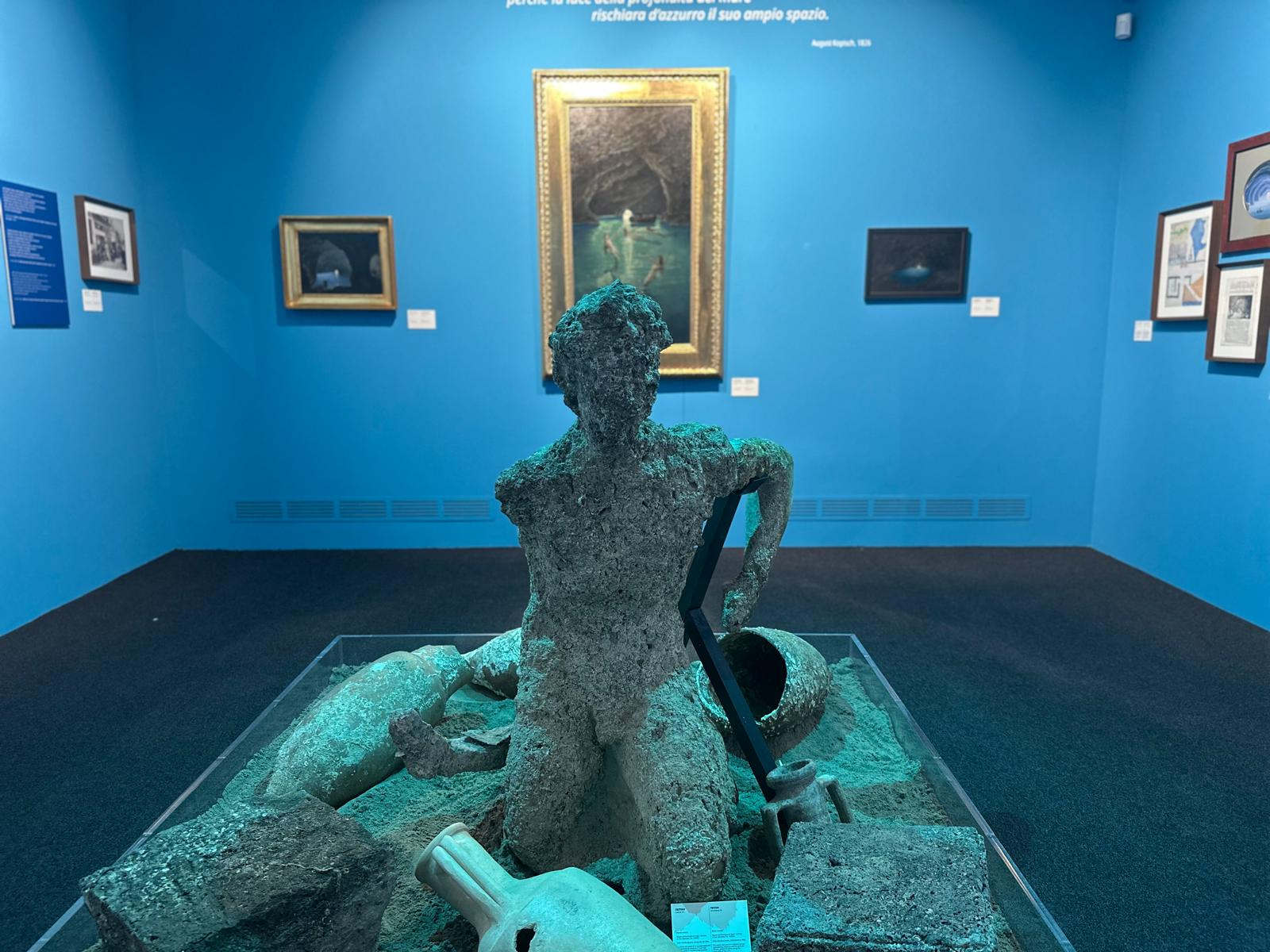 Ausstellungsgestaltung: „Der Mythos von Capri. Zweihundert Jahre nach der Entdeckung der Blauen Grotte (1826–2026)“
