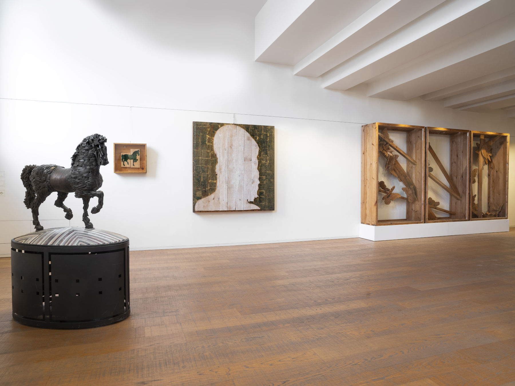 Montaje de la exposición Mario Ceroli. Mito y Materia en la galería Tornabuoni Arte de Florencia. Foto: Tornabuoni Arte
