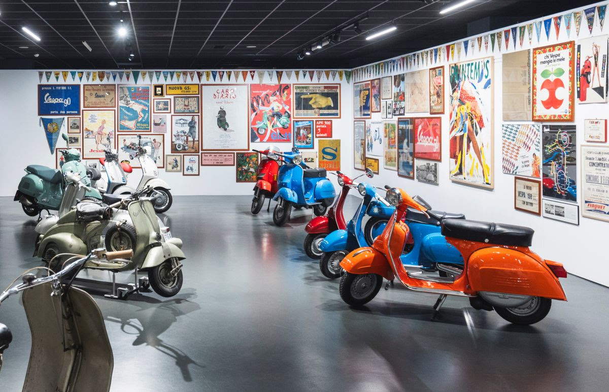 Mise en place de l'exposition « Vespa. Une icône italienne » au Musée national de l'automobile de Turin