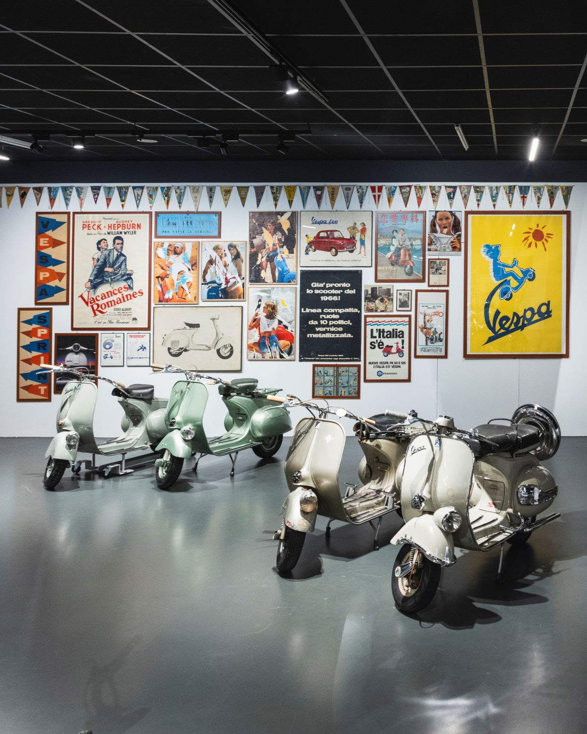 Mise en place de l'exposition « Vespa. Une icône italienne » au Musée national de l'automobile de Turin