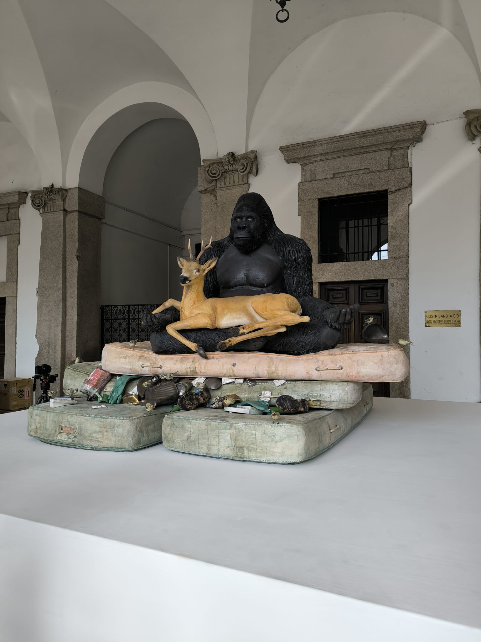 La mise en scène de la sculpture Regeneration. Photo : Finestre sull'Arte