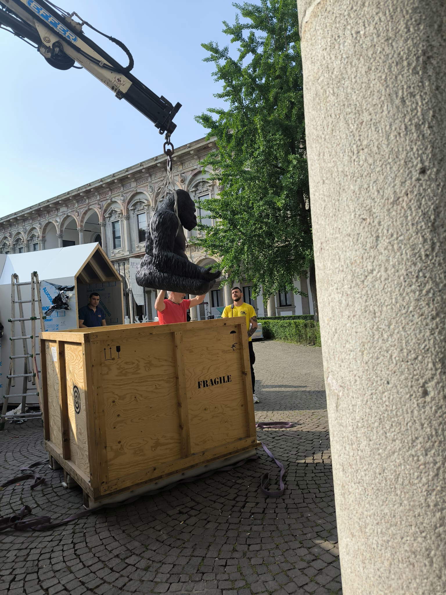 L'installation de la sculpture Regeneration de Bertozzi &amp; Casoni. Photo : Finestre sull'Arte