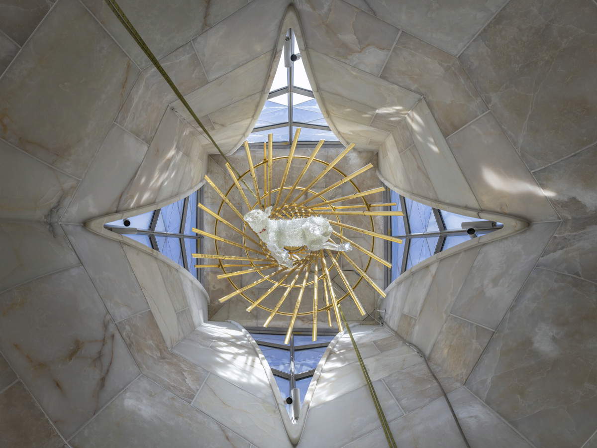 Andrea Mastrovito, Gv 1.29 (2026; glass, gold leaf, and LEDs; Barcelona, Bas&iacute;lica de la Sagrada Fam&iacute;lia). Photo: Pep Daud&eacute;