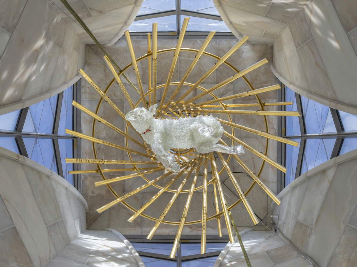 Andrea Mastrovito, Gv 1.29 (2026; glass, gold leaf, and LEDs; Barcelona, Bas&iacute;lica de la Sagrada Fam&iacute;lia). Photo: Pep Daud&eacute;