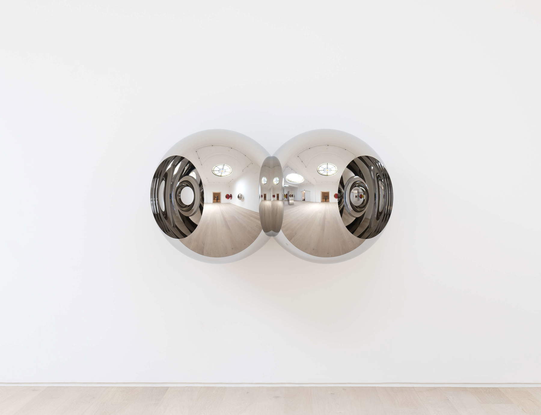 Anish Kapoor, Alice-Double Sphere (2017 ; acier inoxydable, 100 x 180 x 90 cm). Photo : Dave Morgan &copy; Anish Kapoor. Tous droits réservés, 2026