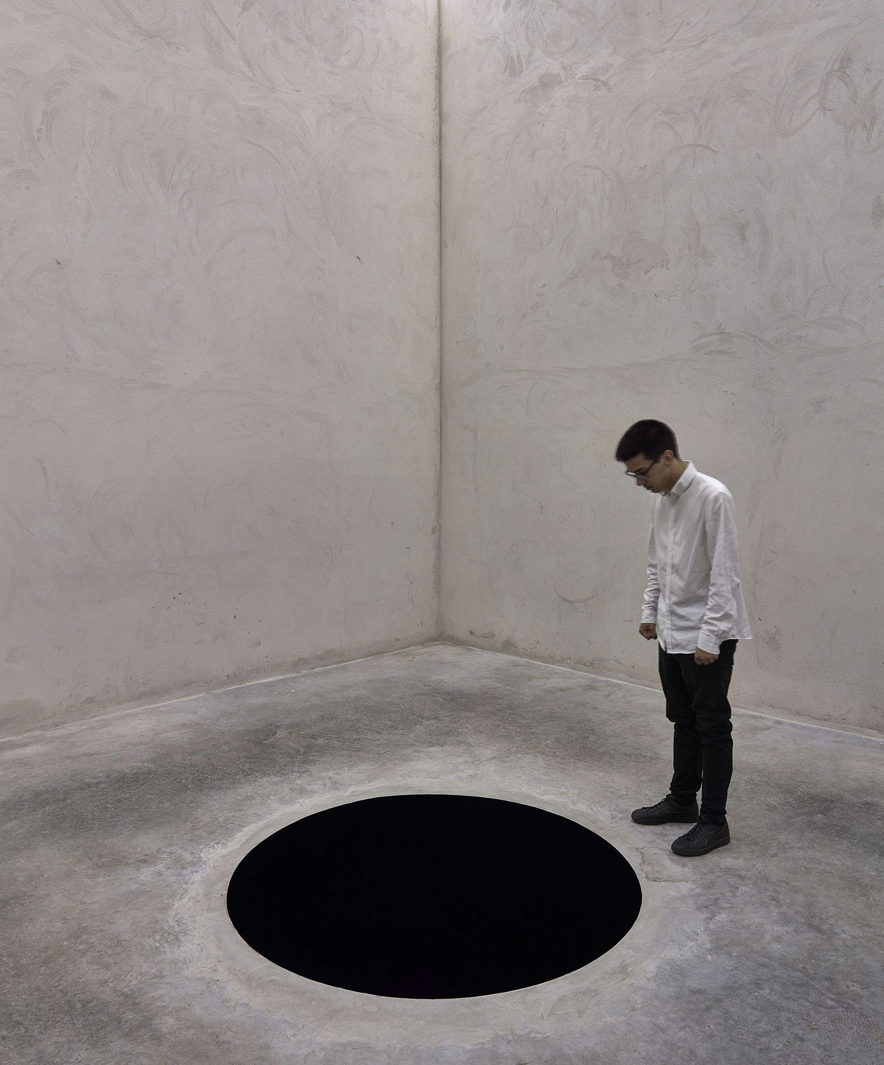 Anish Kapoor, Descent into Limbo (1992 ; béton, pigments). Photo : Filipe Braga &copy; Anish Kapoor. Tous droits réservés, 2026