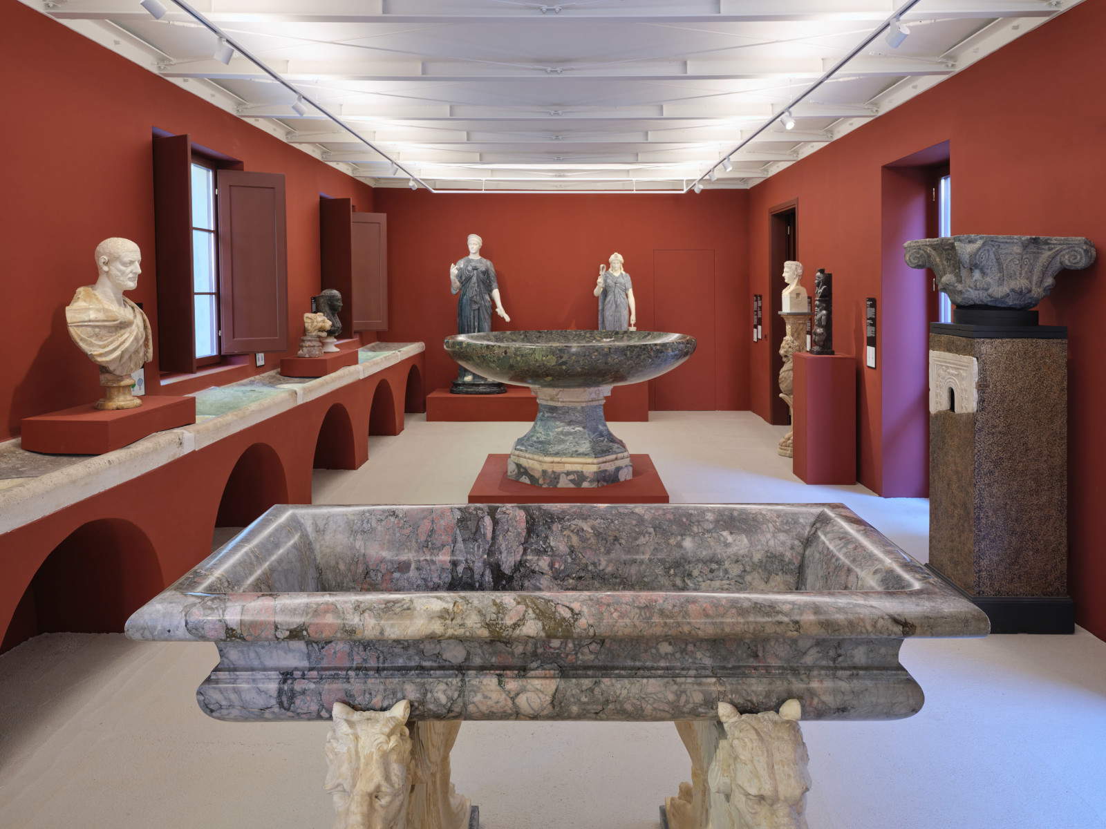 Aménagements de Marmora Romana. Antiquarium de la Villa Albani Torlonia. Photo : Agostino Osio &copy;Fondation Torlonia