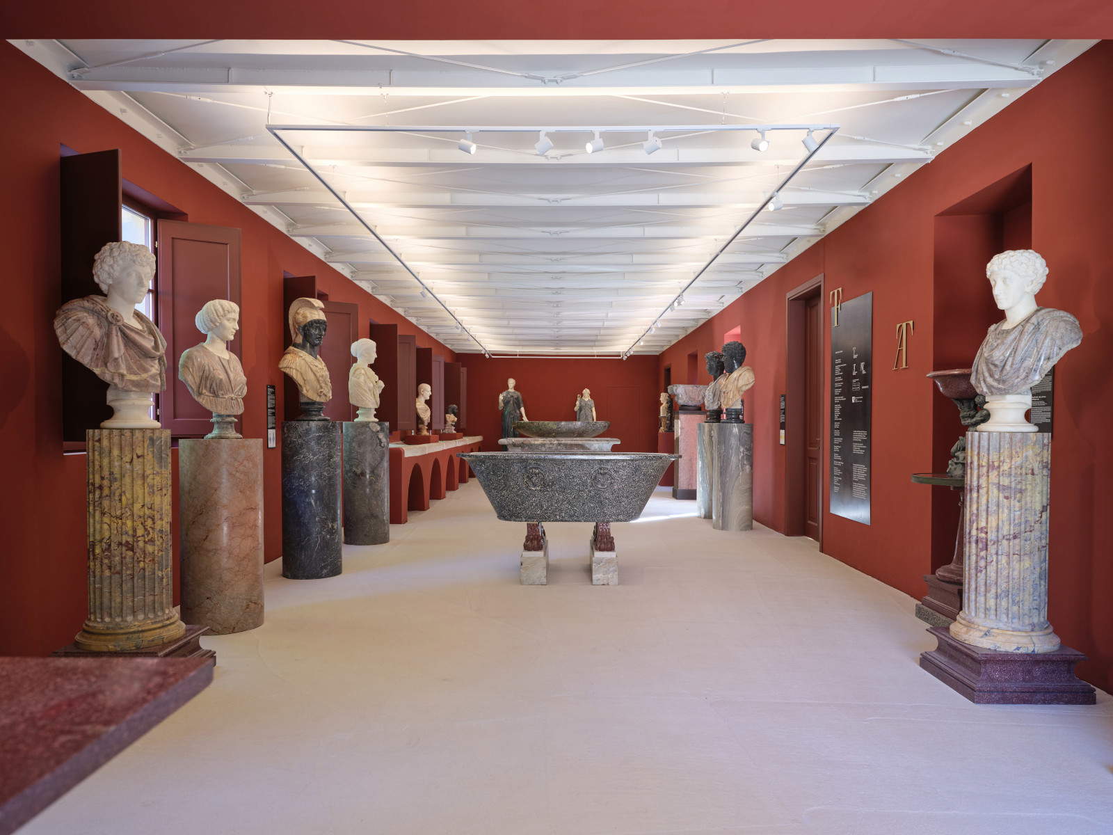 Aménagements de Marmora Romana. Antiquarium de la Villa Albani Torlonia. Photo : Agostino Osio &copy;Fondation Torlonia