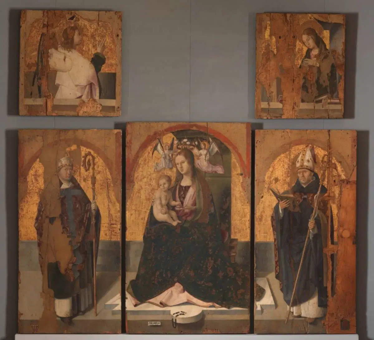 Antonello da Messina, Políptico de San Gregorio: La Virgen con el Niño o del Rosario entre los santos Gregorio y Benito, el ángel anunciador y la Virgen anunciada (1473; tabla, 170 x 203 cm; Messina, Museo Regional Accascina)