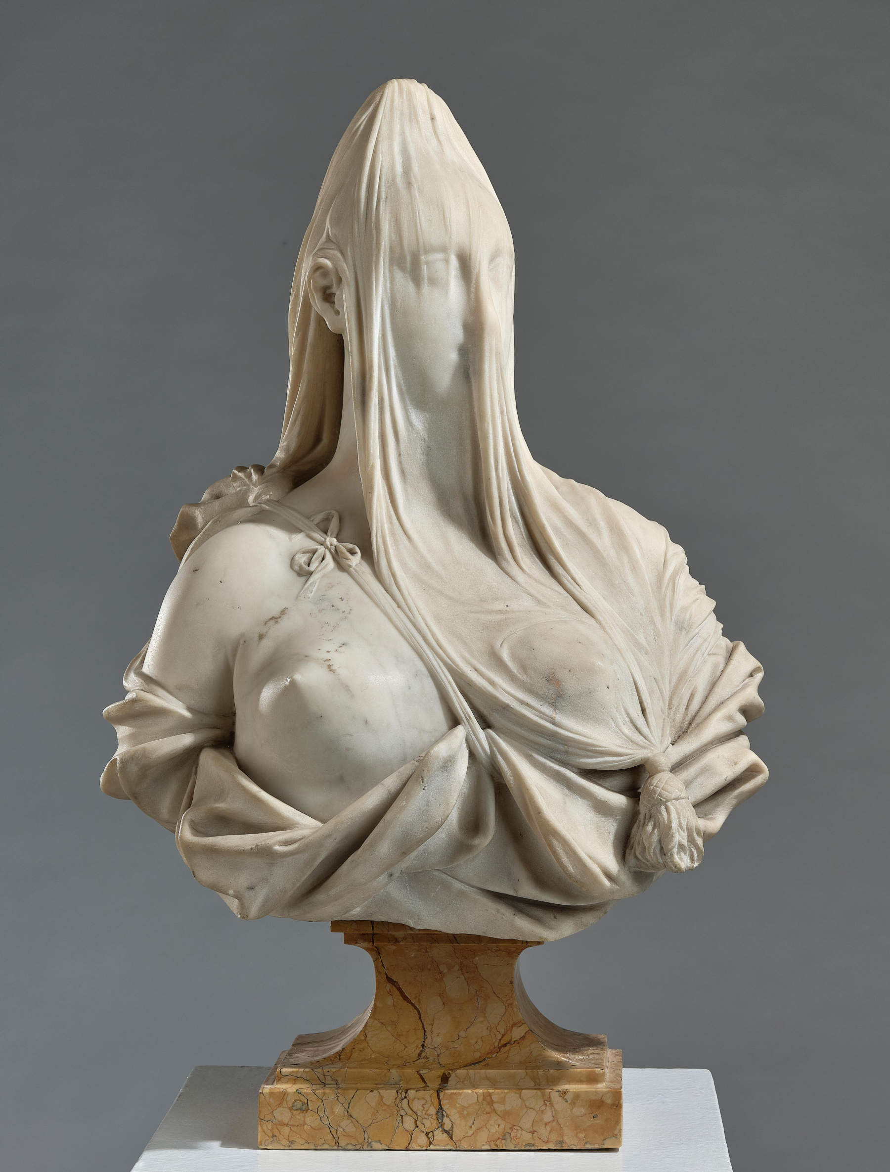 Antonio Corradini zugeschrieben, „Verschleierte Frau“, um 1717&ndash;1725. Büste einer verschleierten Frau aus weißem Marmor, Höhe 60 cm, auf einem Marmorsockel, Gesamthöhe 75 cm. Ein Gipsabguss dieser Marmorbüste befindet sich im Museo di Ca&rsquo; Rezzonico und wurde kürzlich im Rahmen des Projekts „Save Venice“ restauriert. Weltrekordpreis: 1.925.000 Euro. Foto: DOROTHEUM